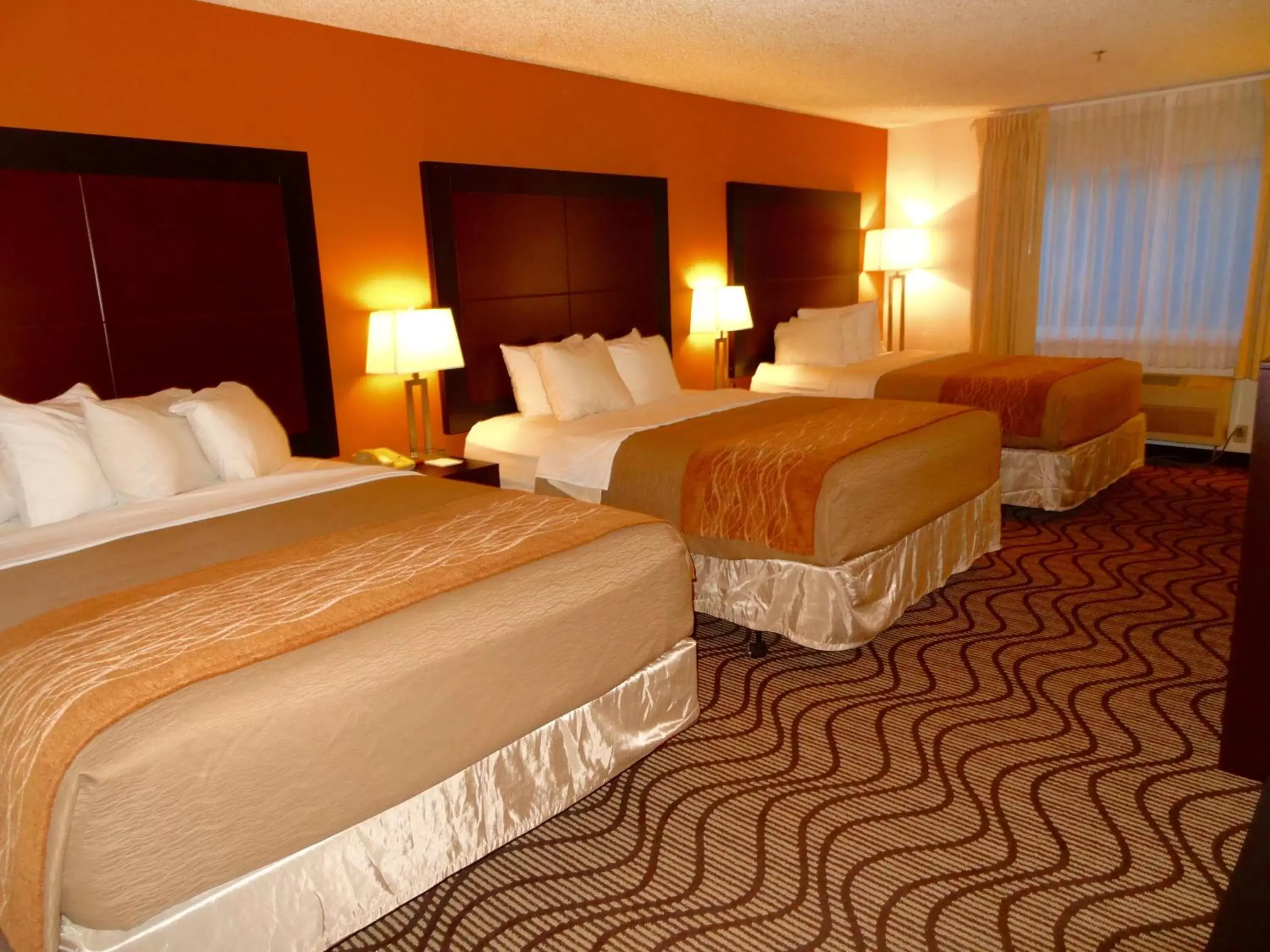 Photo of the whole room, Room Photo in Ramada by Wyndham Coeur d'Alene