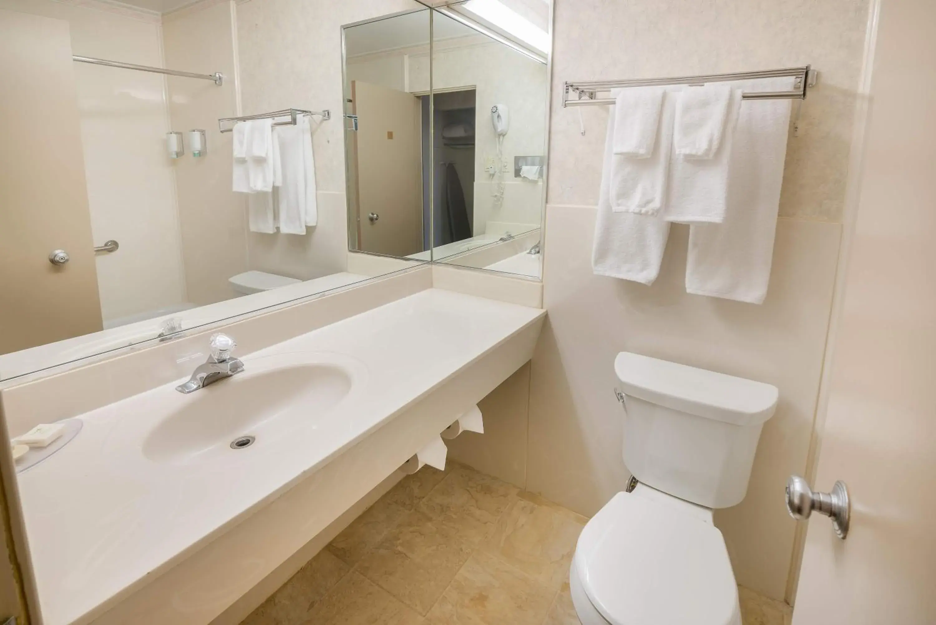 Toilet, Bathroom in Ramada by Wyndham Thunder Bay Airlane Hotel