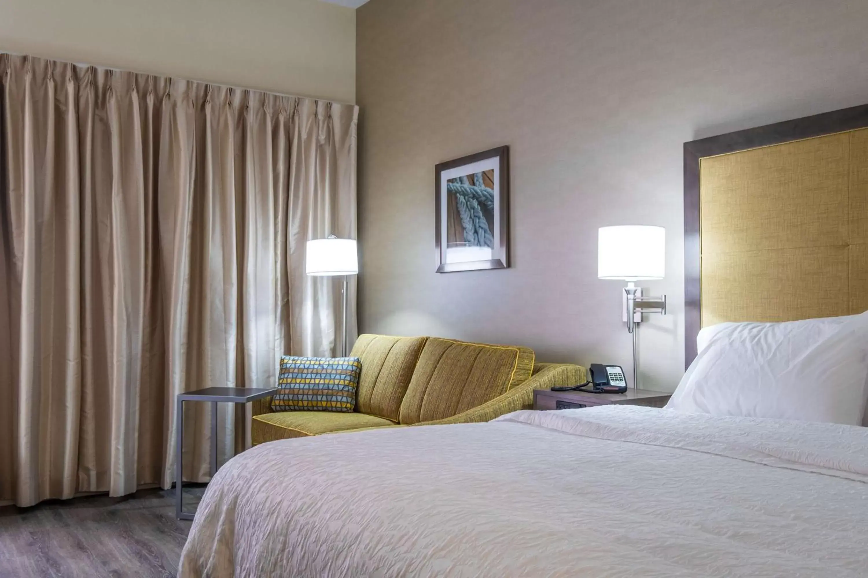 Living room, Bed in Hampton Inn Freeport/Brunswick Living room, Bed in Hampton Inn Freeport/Brunswick