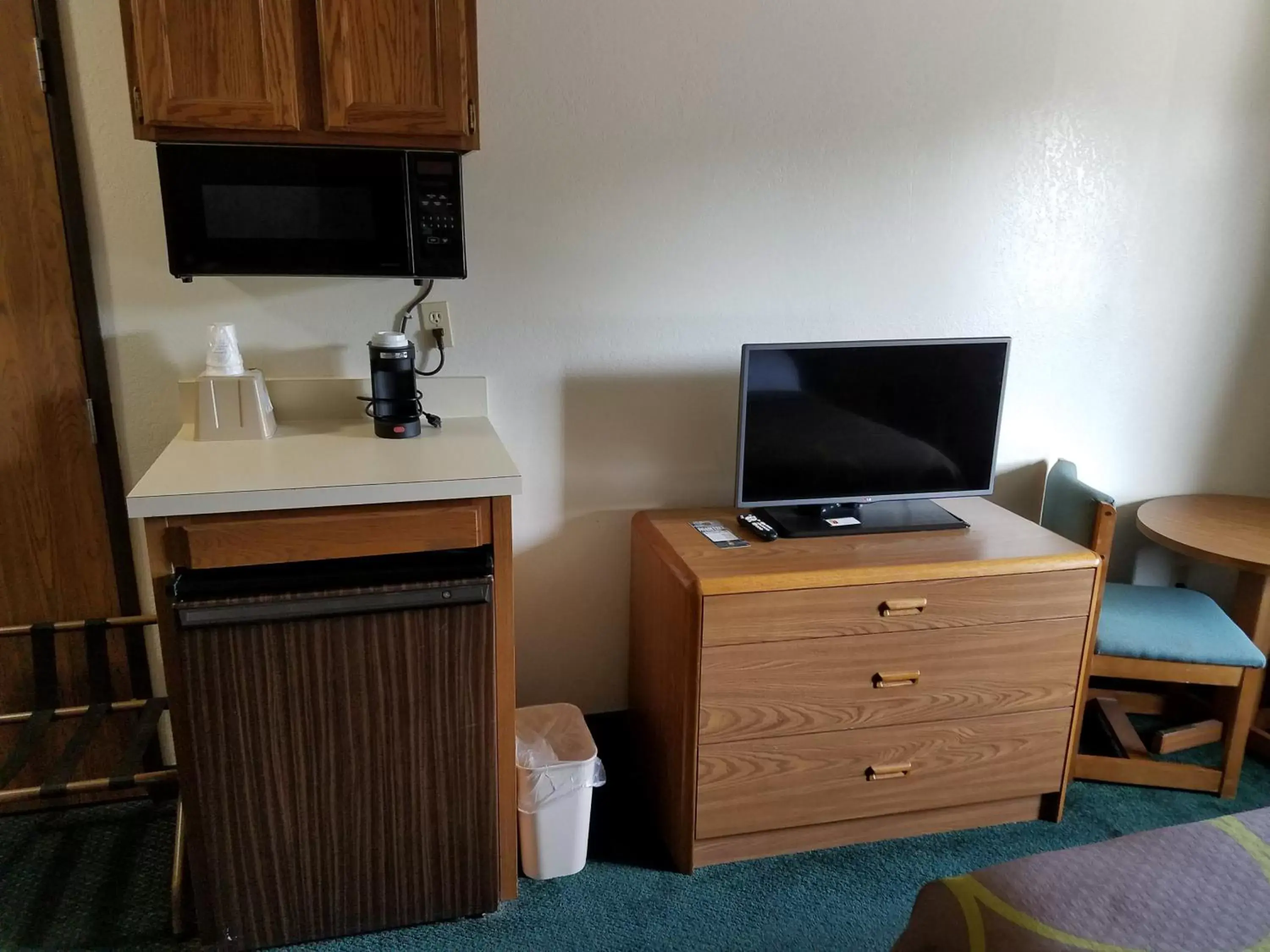 TV/Entertainment Center in Super 8 by Wyndham Houghton Lake
