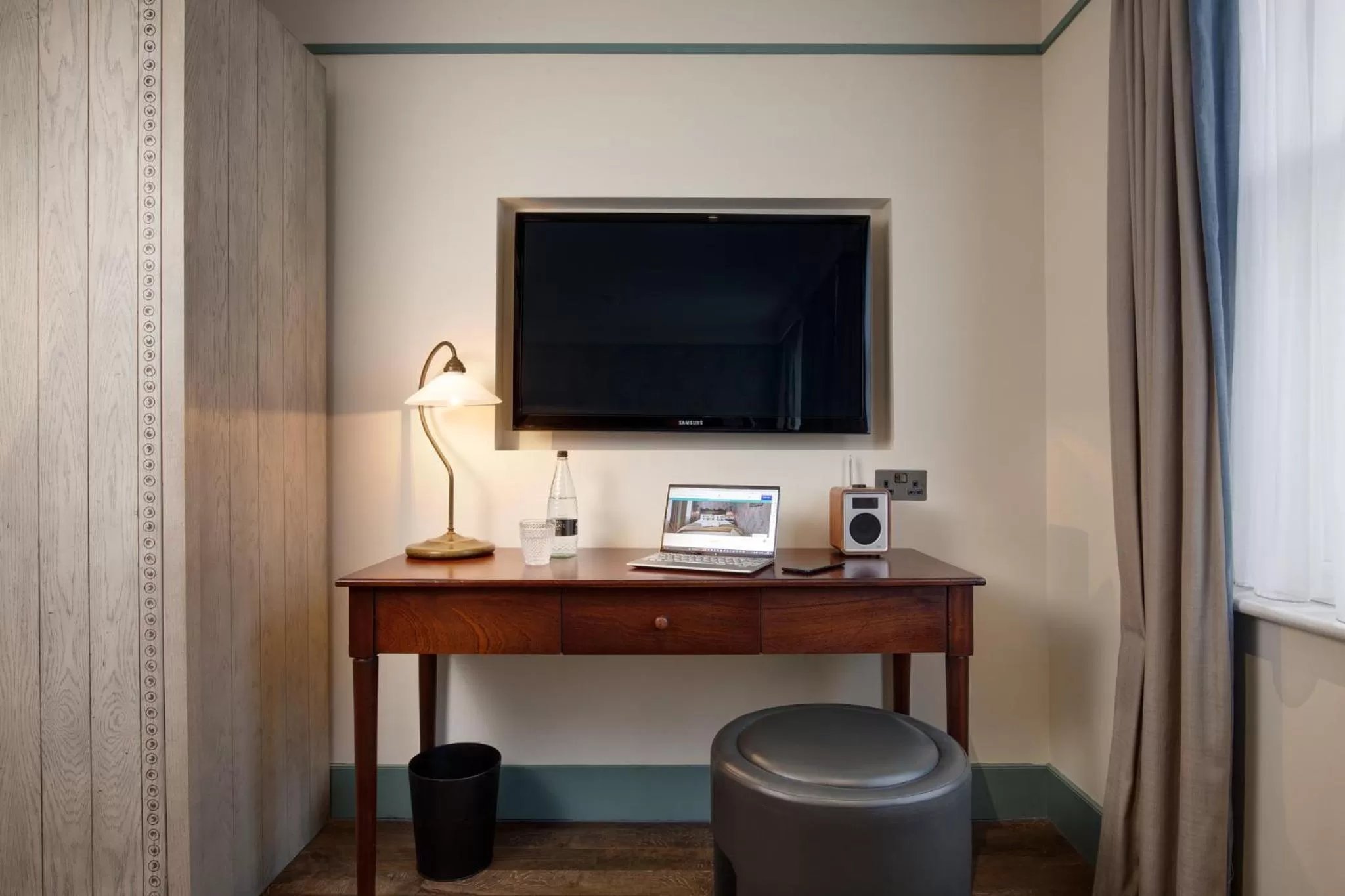 Photo of the whole room in Morton Hotel