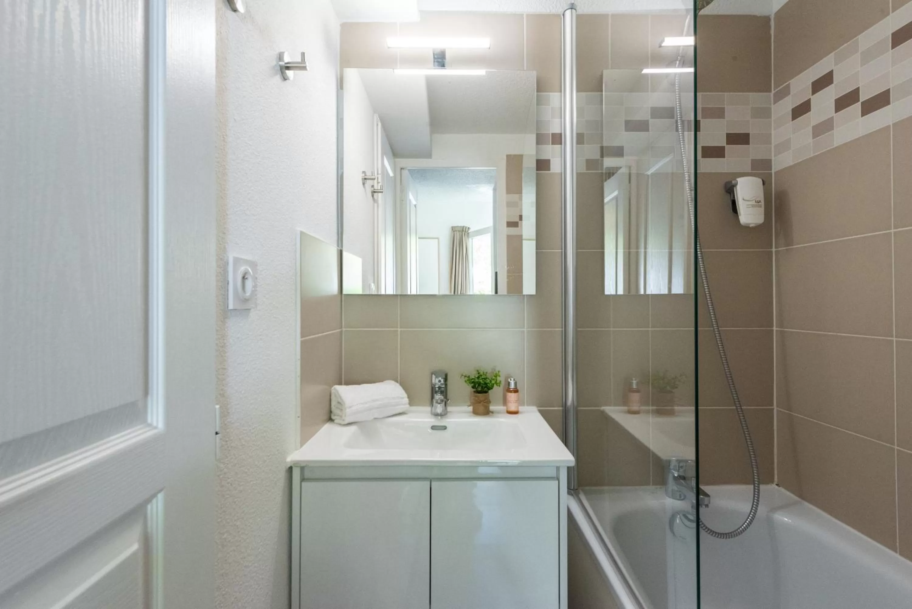 Bathroom in Comfort Aparthotel Mandelieu la Napoule Village