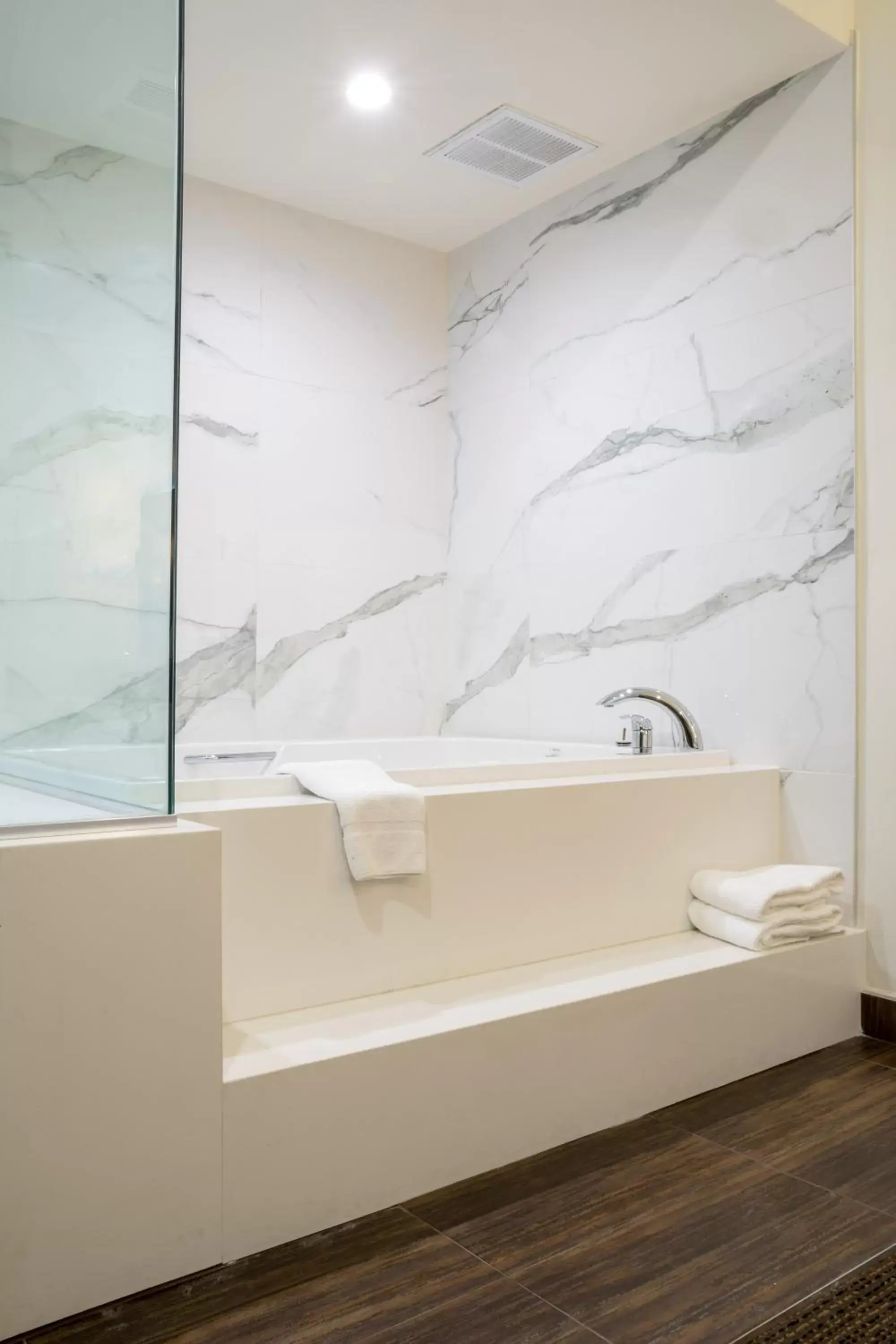 Romantic Suite, 1 King Bed, Jetted Tub in Hotel Xilo Glendale Romantic Suite, 1 King Bed, Jetted Tub in Hotel Xilo Glendale