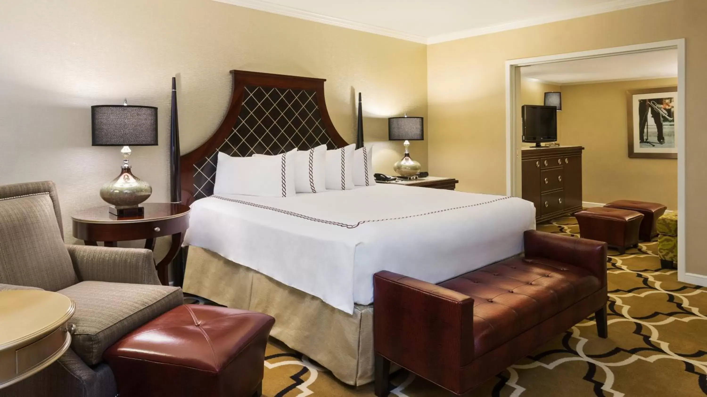 Photo of the whole room, Bed in InterContinental New Orleans, an IHG Hotel