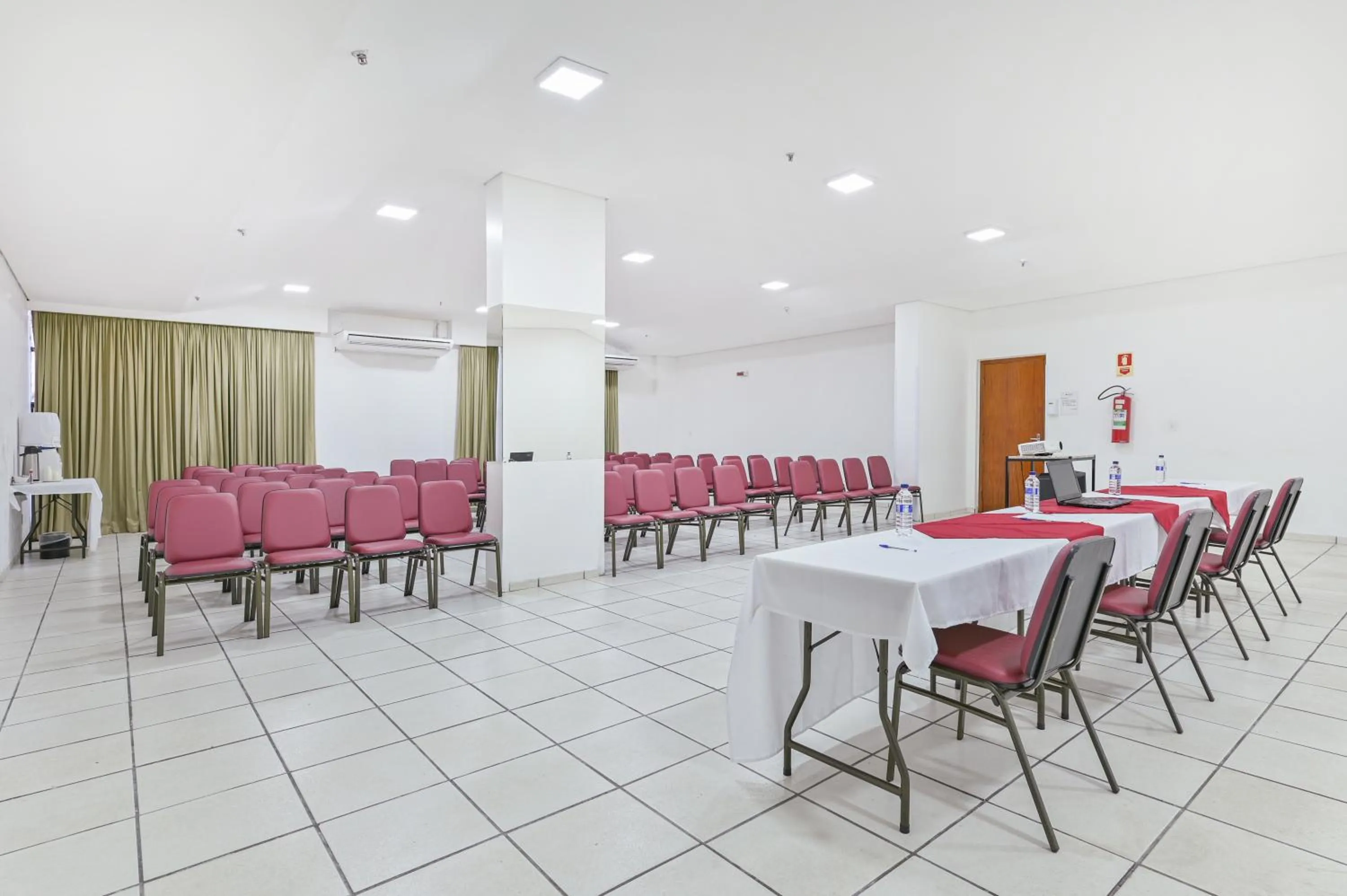Meeting/conference room in Hotel Nacional Inn Limeira