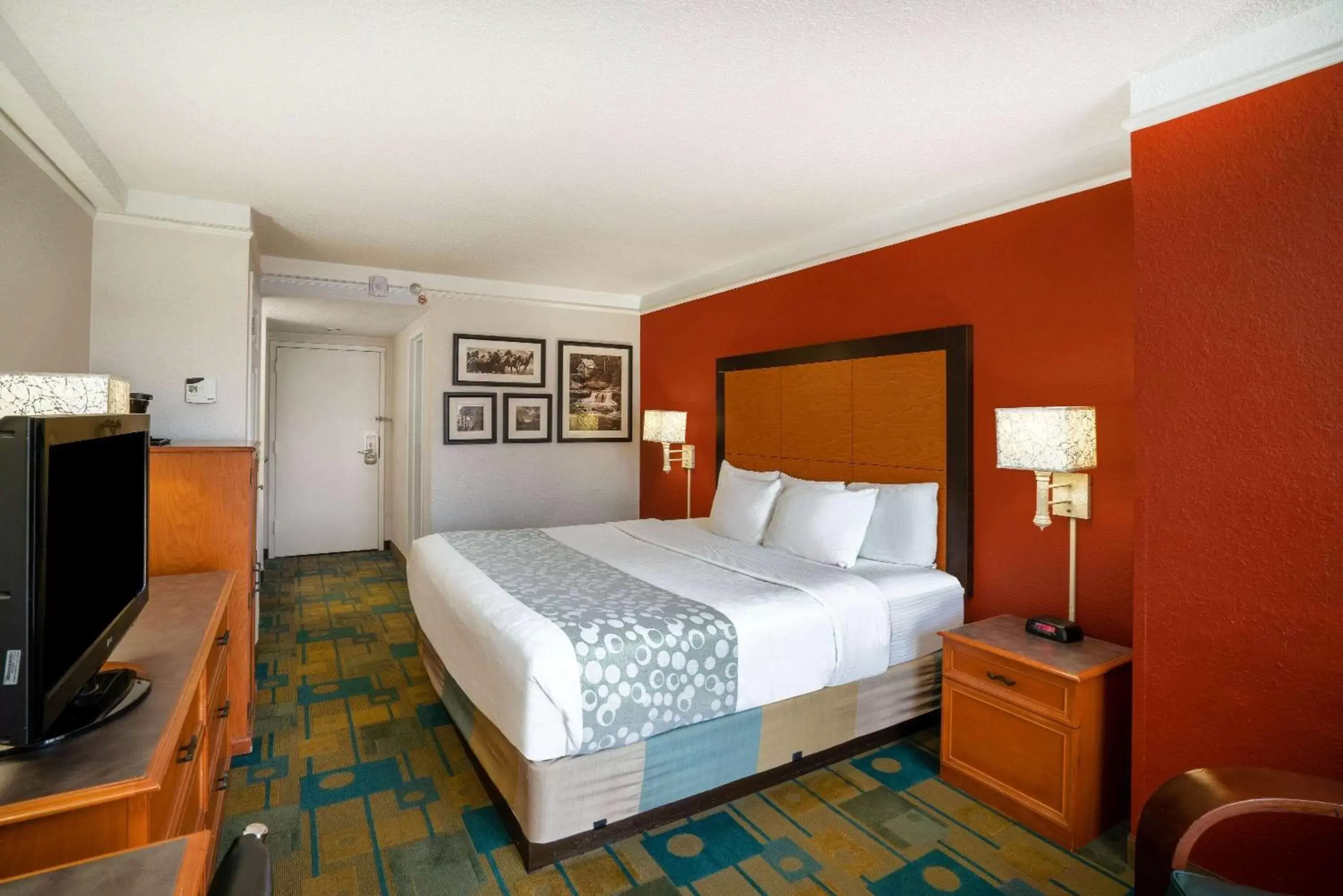 Photo of the whole room, Bed in La Quinta by Wyndham Nashville Airport/Opryland