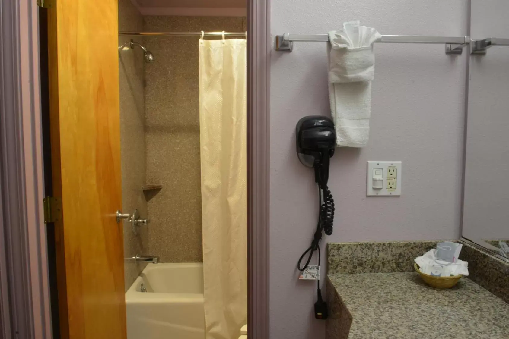 Shower, Bathroom in The Flamingo Motel San Jose