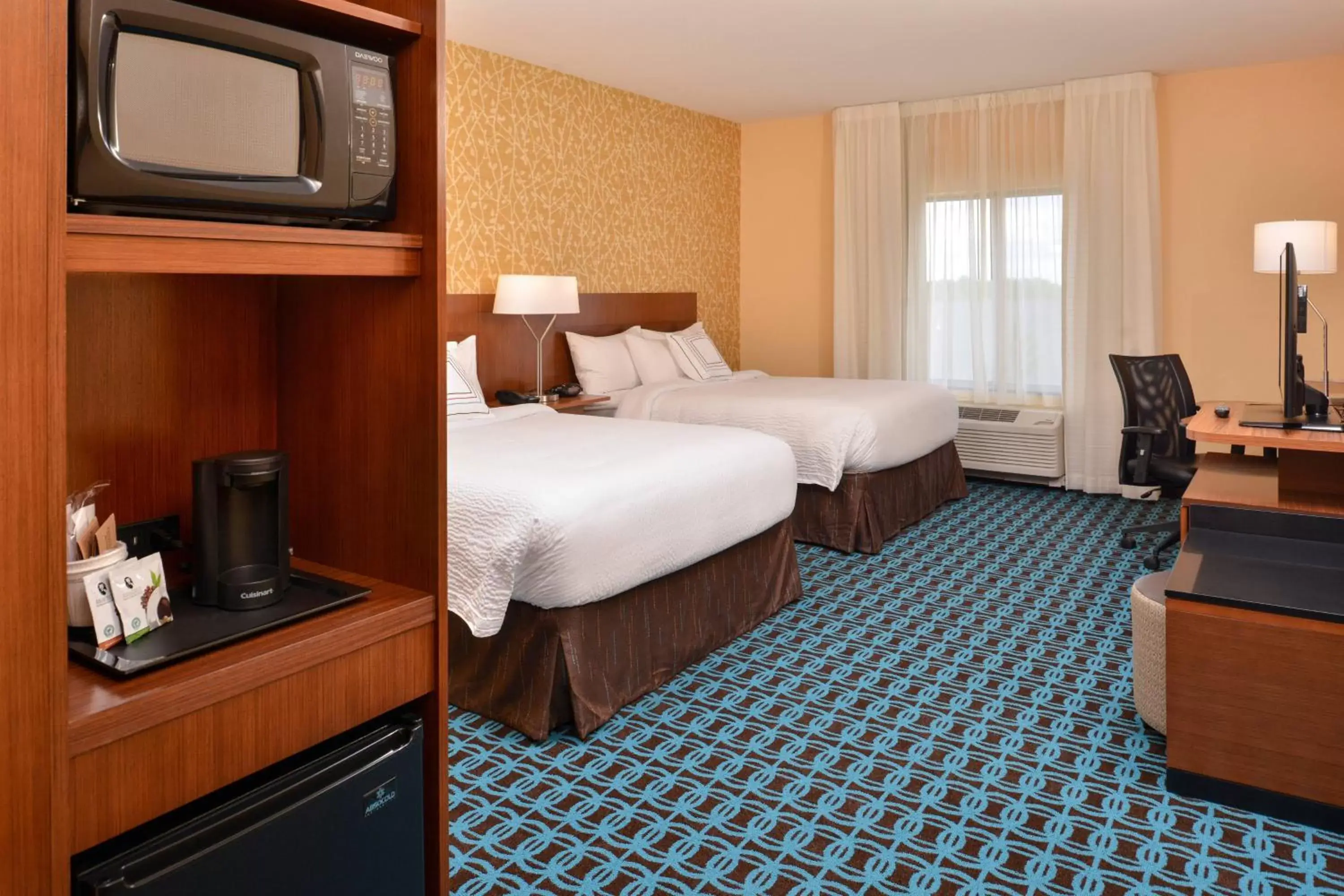 Photo of the whole room, Bed in Fairfield Inn & Suites by Marriott Warrensburg