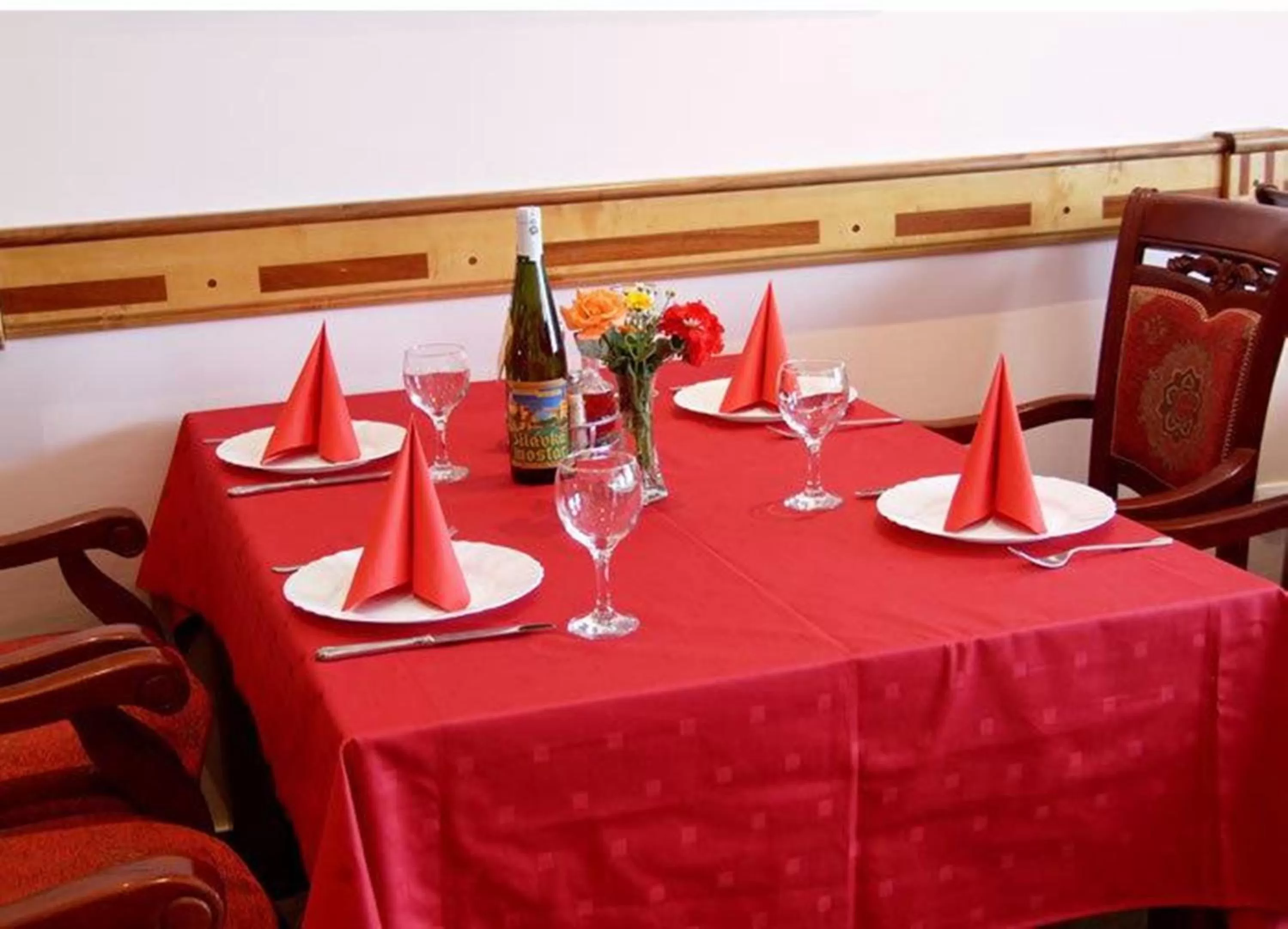 Restaurant/places to eat in Motel Aura