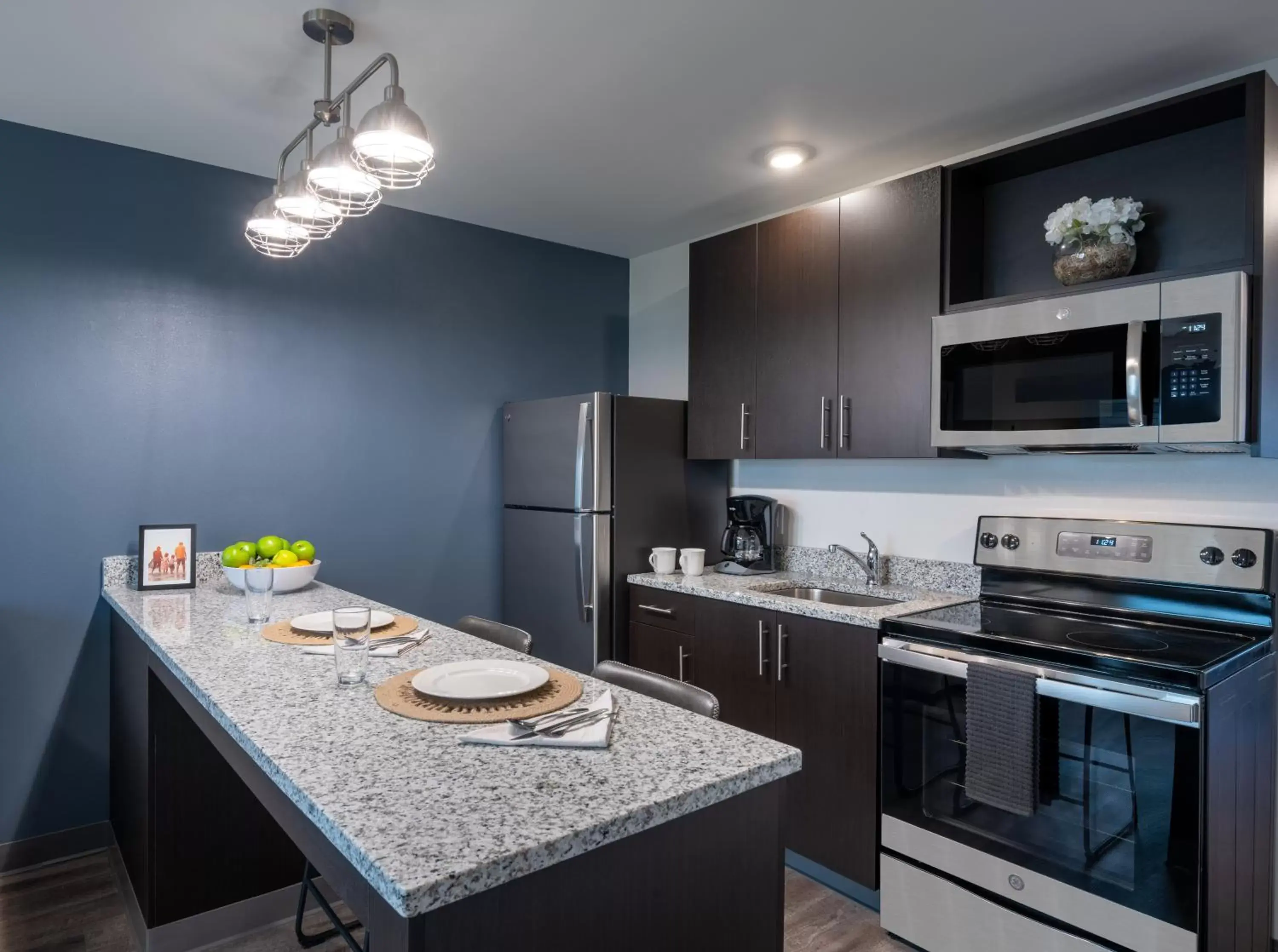 Kitchen or kitchenette, Kitchen/Kitchenette in stayAPT Suites Alexandria-Fort Belvoir