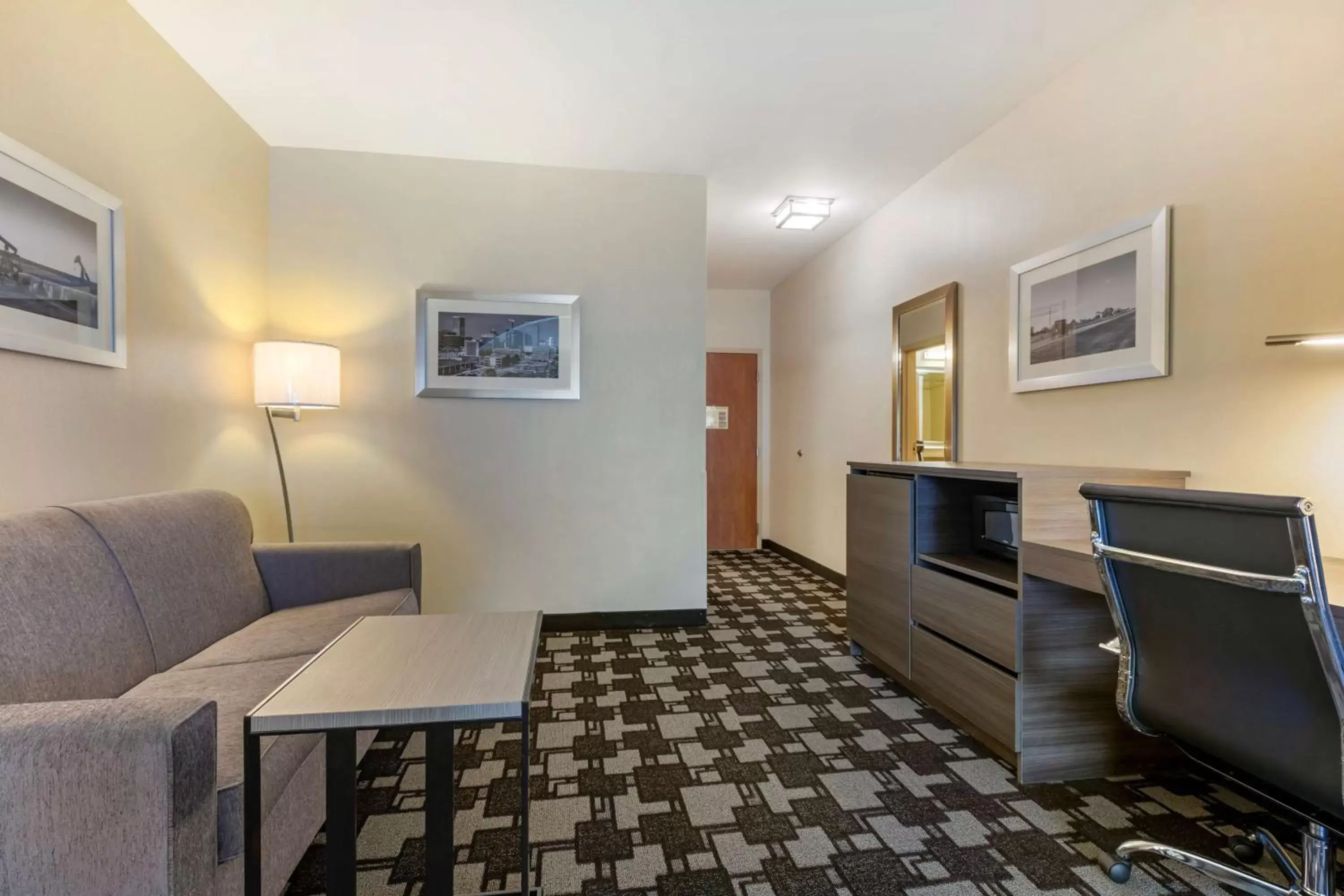 Bedroom, Seating Area in Best Western Seminole Inn and Suites