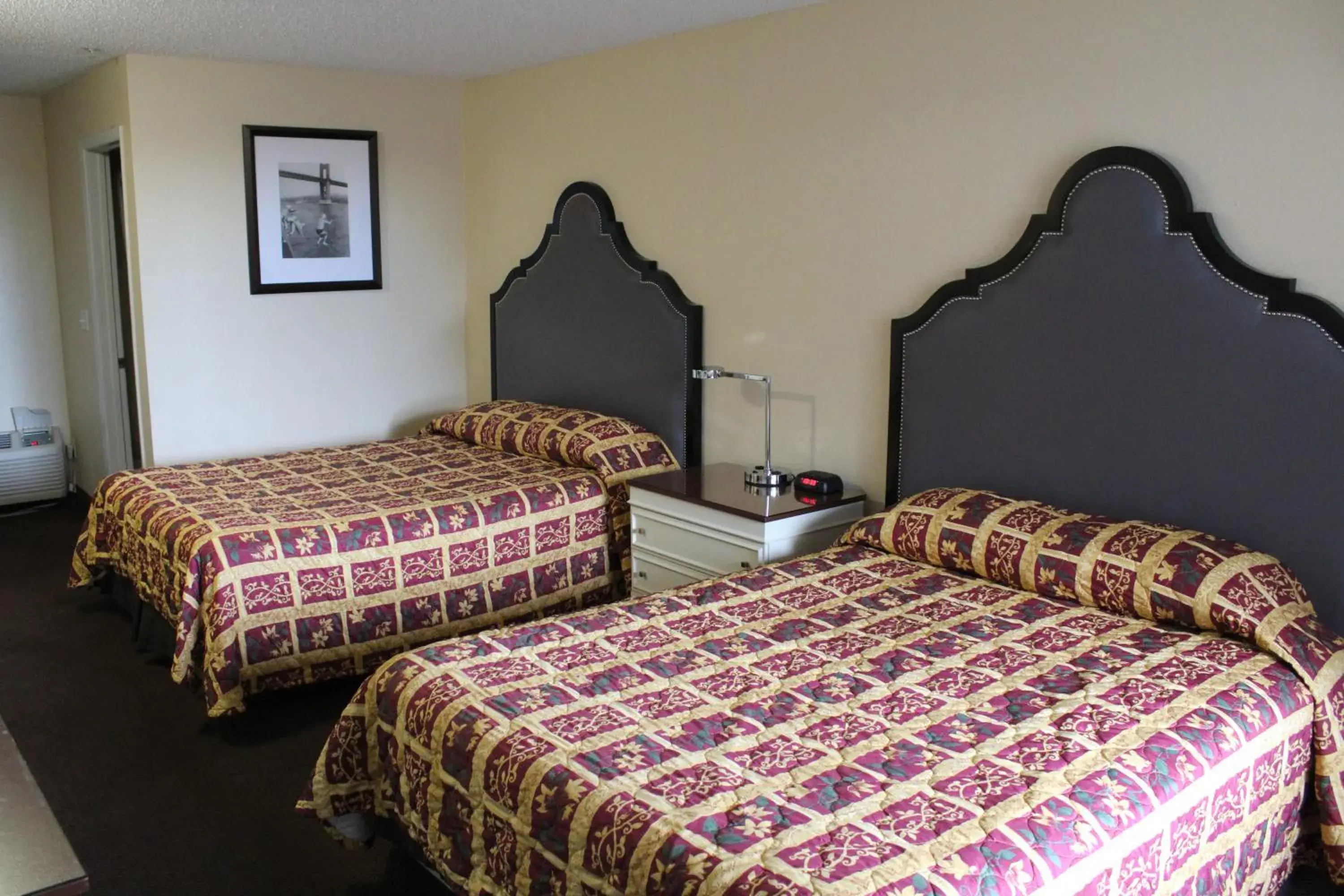 Bed in Knights Inn Pasco
