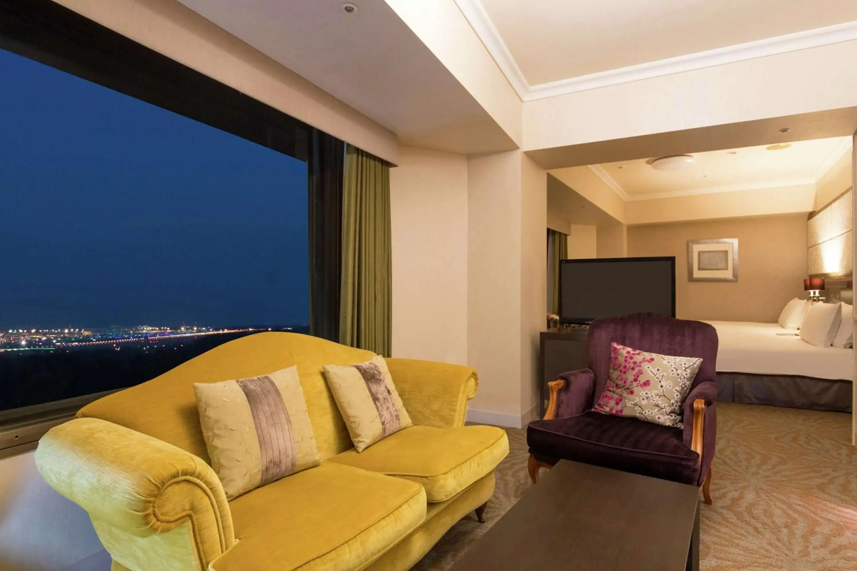 Living room, Seating Area in Hilton Tokyo Narita Airport Hotel