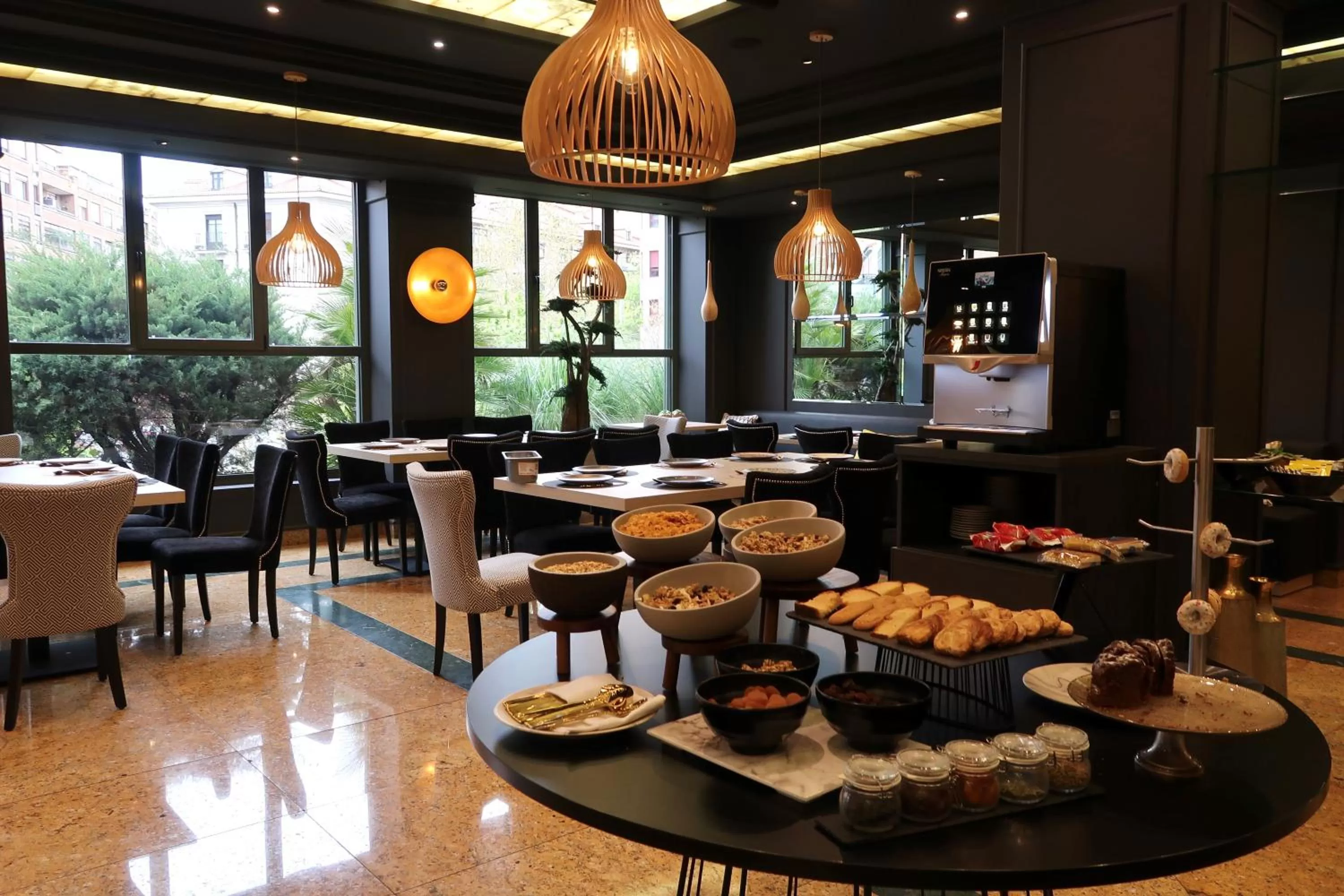 Restaurant/places to eat in Hotel Olid