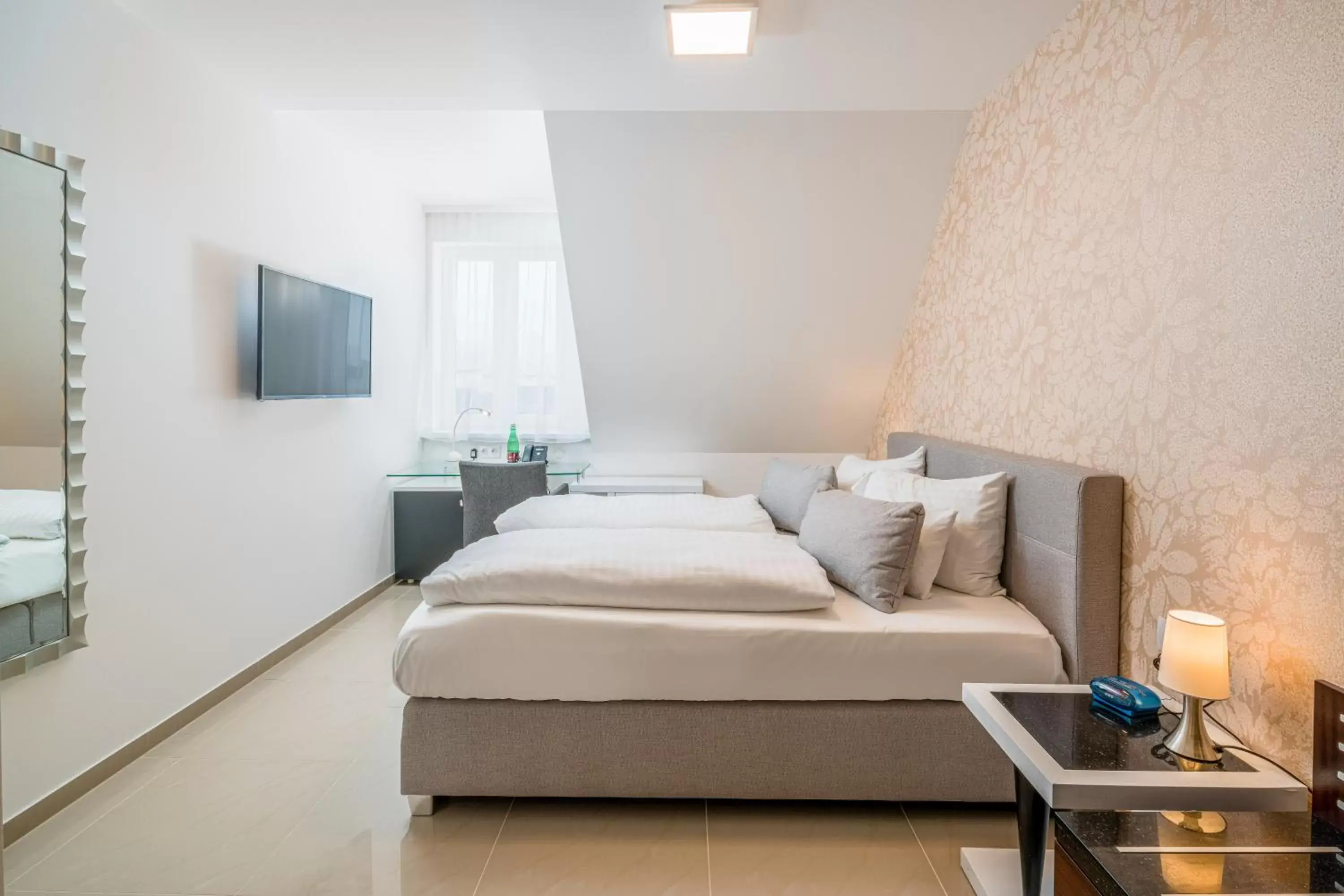 Two-Bedroom Family Suite with balcony in Best Western Plus Celebrity Suites Two-Bedroom Family Suite with balcony in Best Western Plus Celebrity Suites