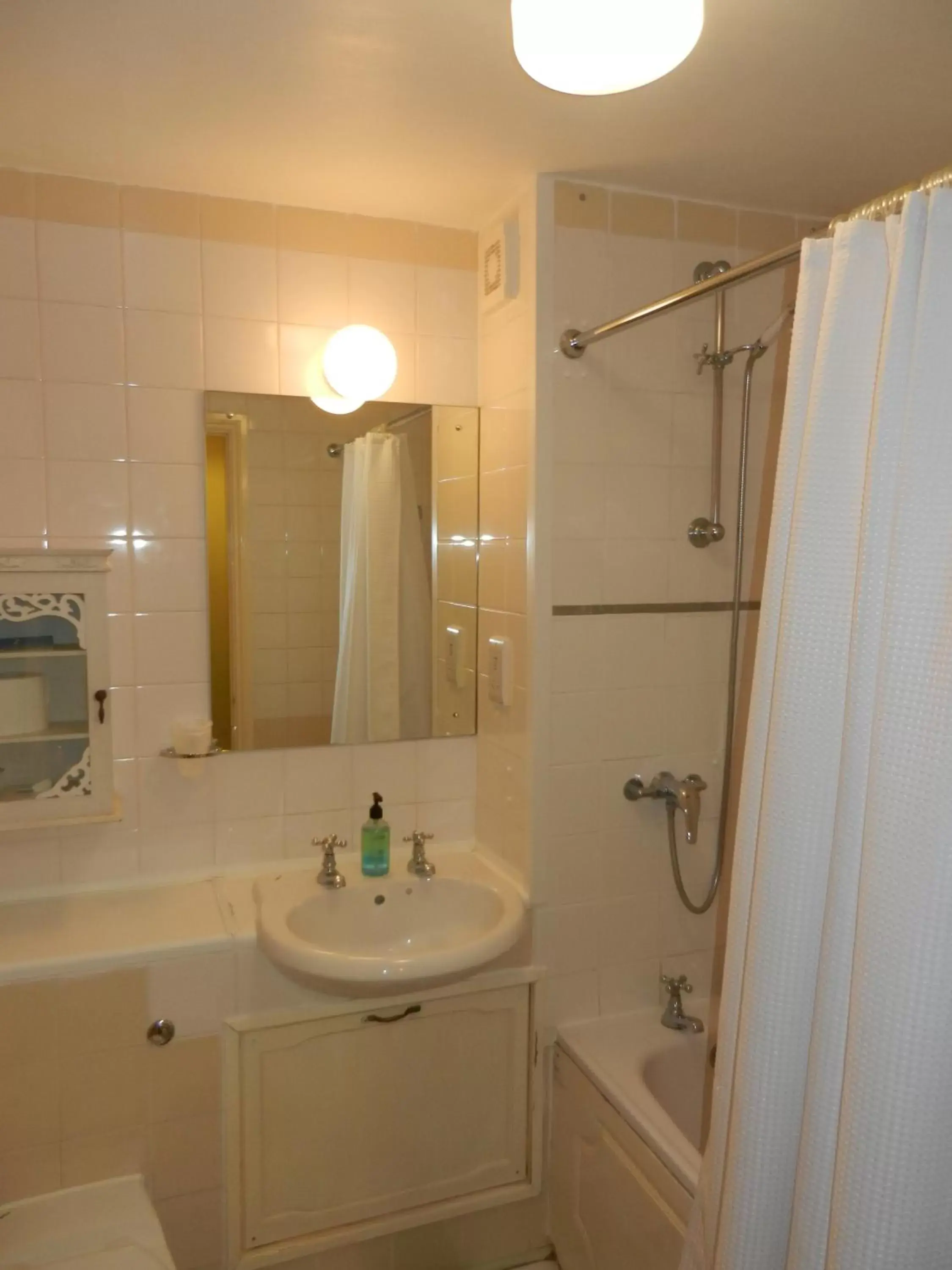 Shower, Bathroom in Schoolhouse Restaurant and Hotel