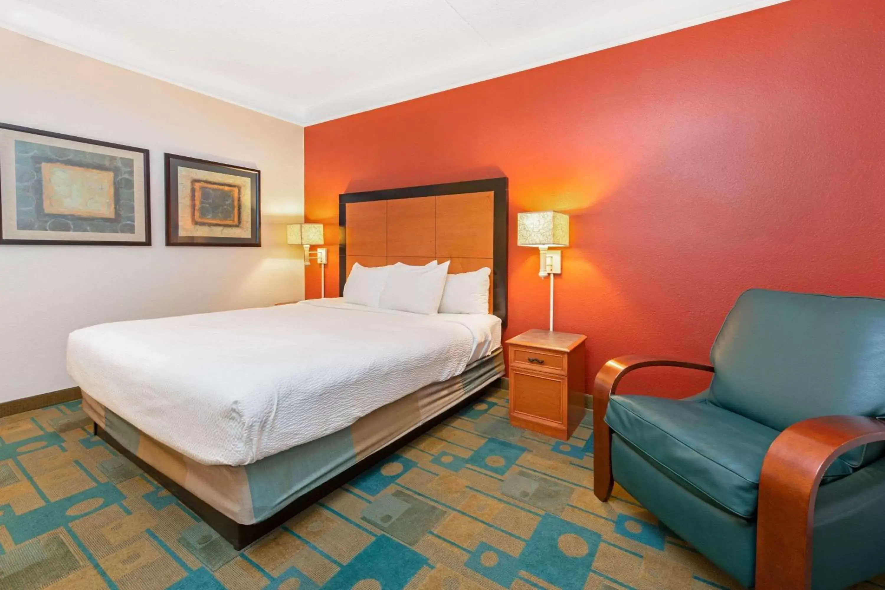 Photo of the whole room, Bed in La Quinta by Wyndham USF (Near Busch Gardens)