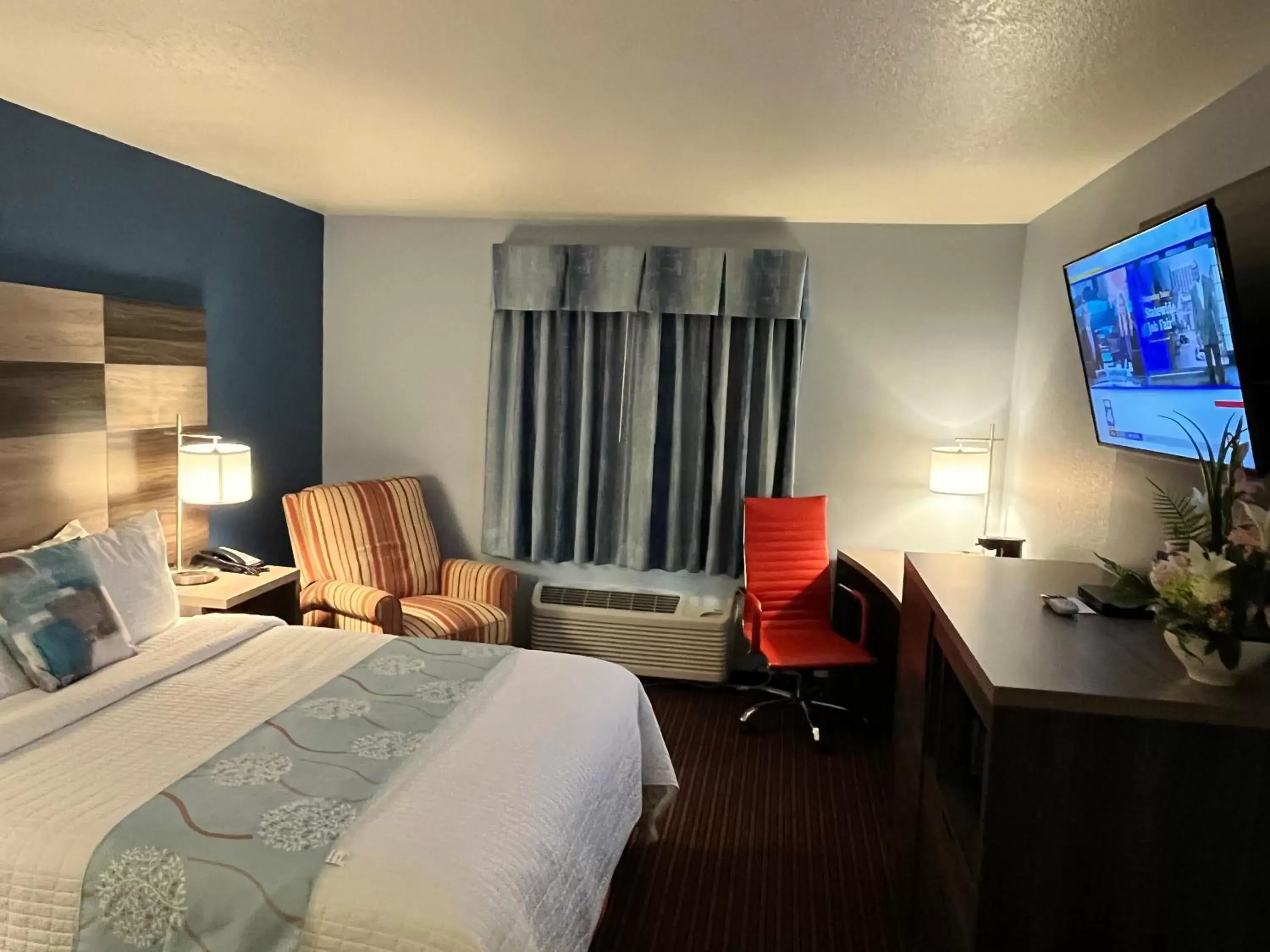 Bedroom, TV/Entertainment Center in Garnett Hotel & RV Park