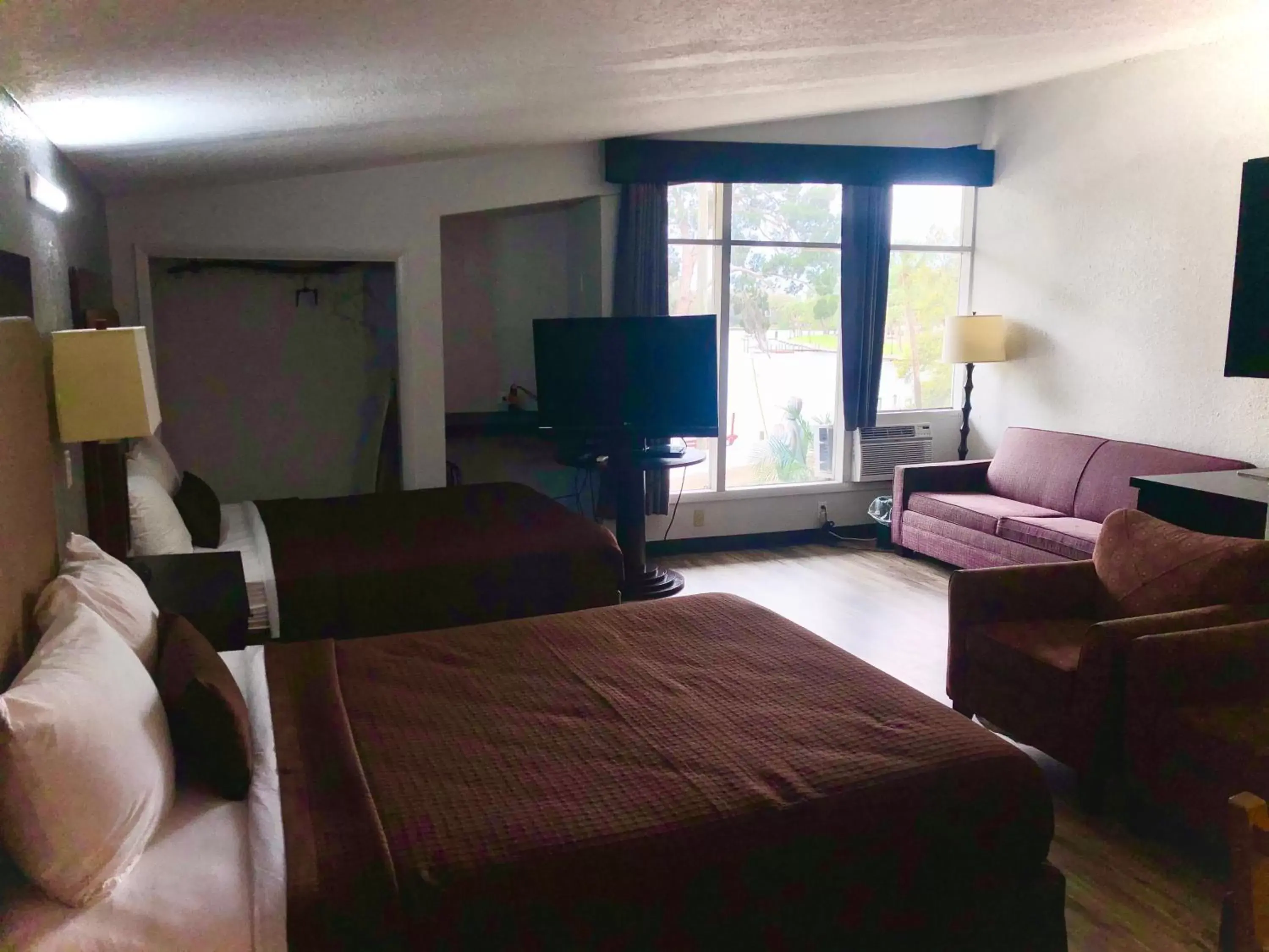 Photo of the whole room, TV/Entertainment Center in Tarpon Inn