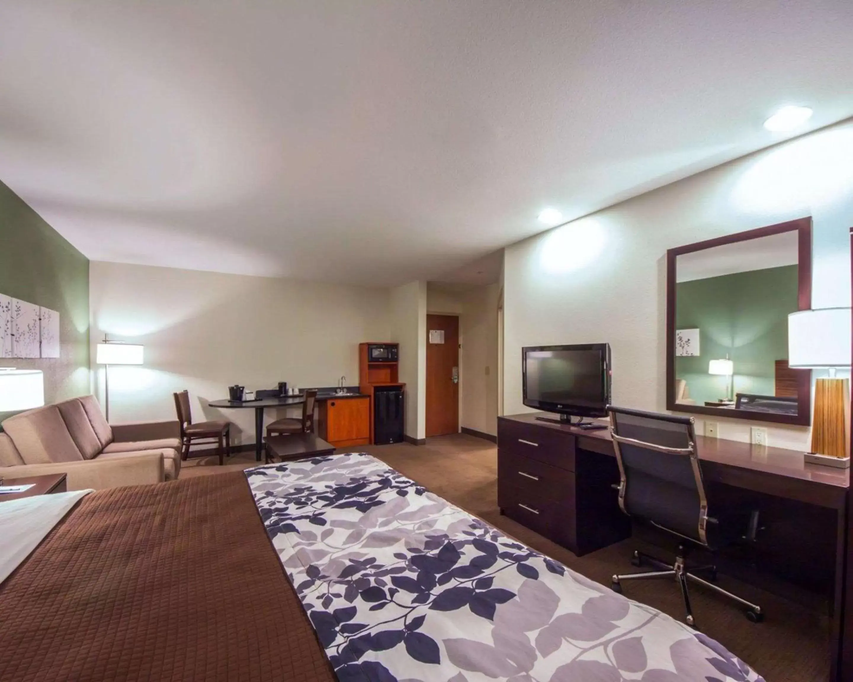 Photo of the whole room, TV/Entertainment Center in Sleep Inn & Suites Edmond near University