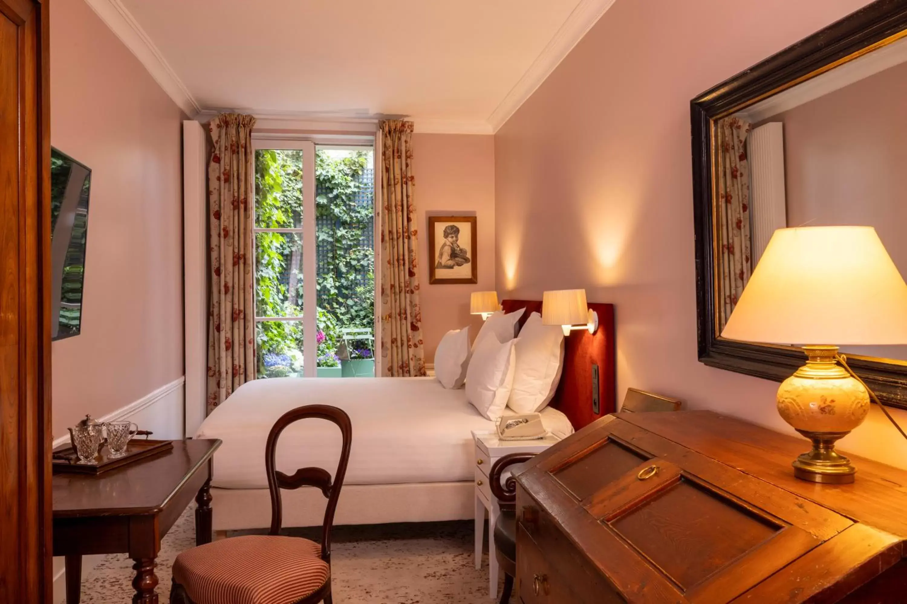 Bedroom, Seating Area in Hotel Le Saint Gregoire