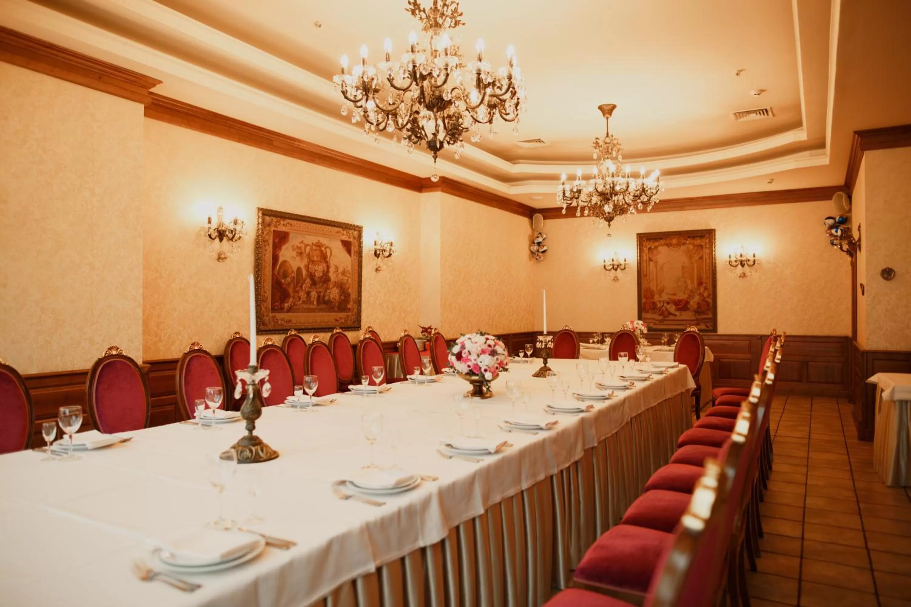 Restaurant/places to eat in Nadiya Hotel