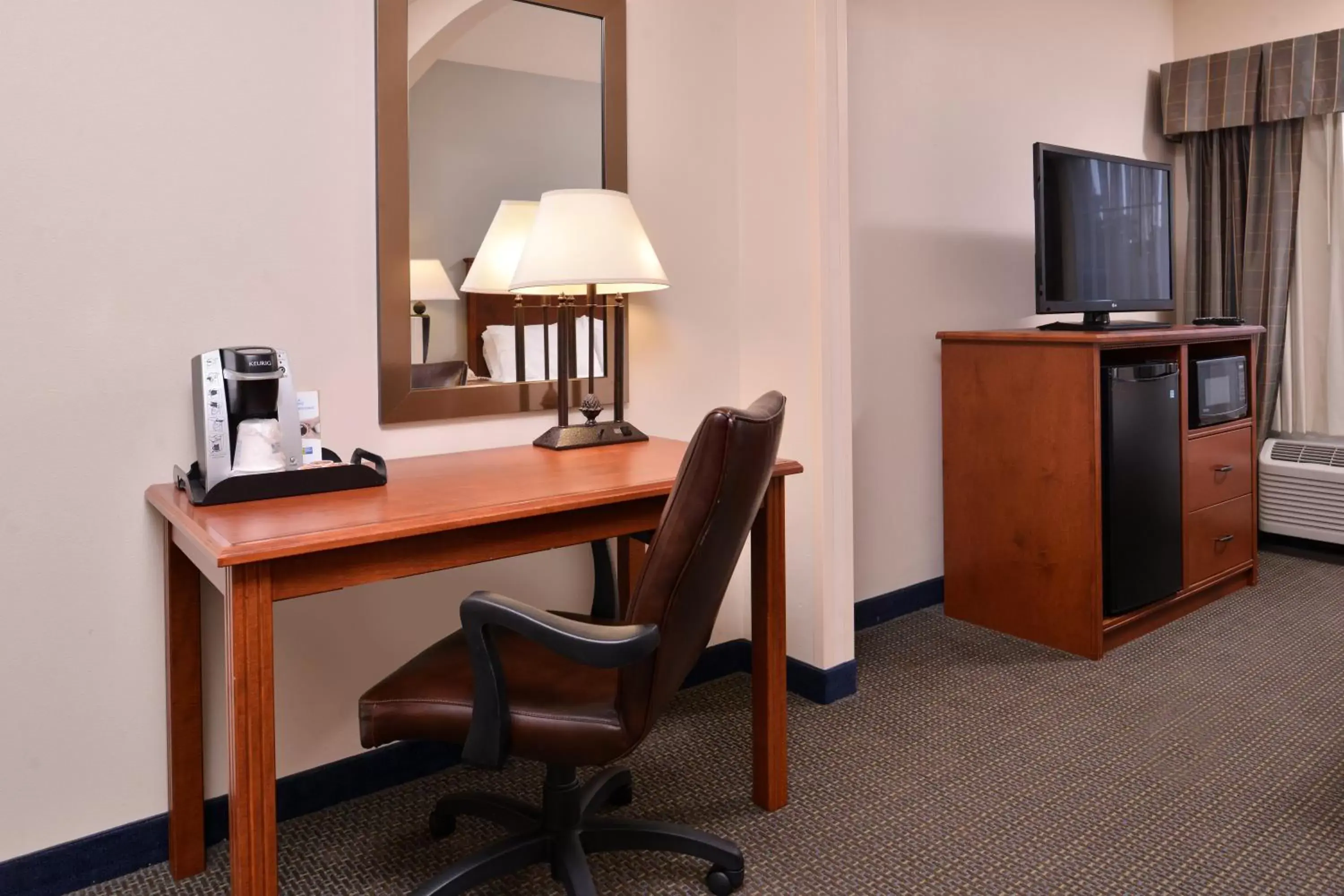 Photo of the whole room, TV/Entertainment Center in Holiday Inn Express Hotel & Suites Sioux Falls At Empire Mall, an IHG Hotel