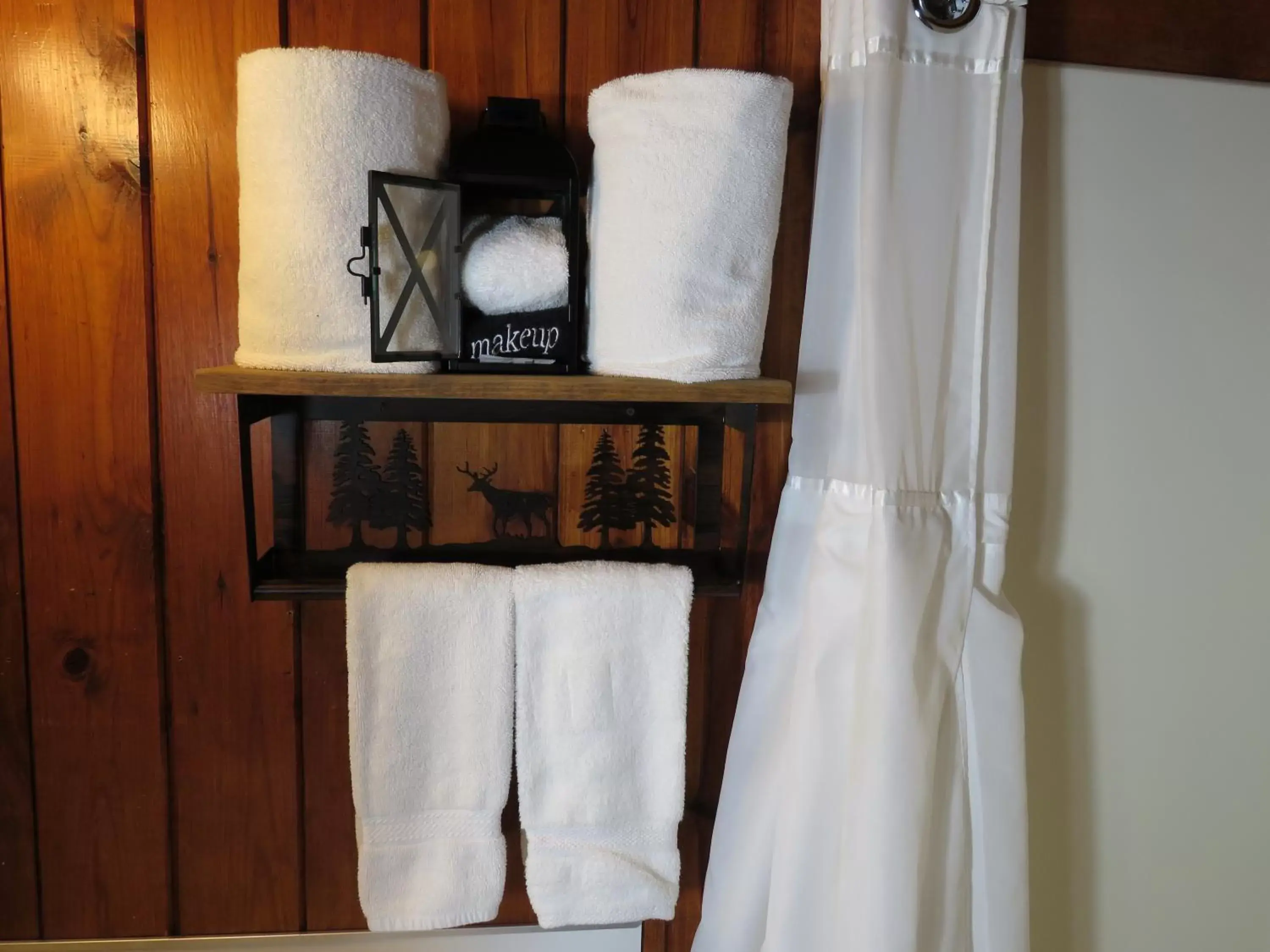 towels, Bed in Tall Pines Inn