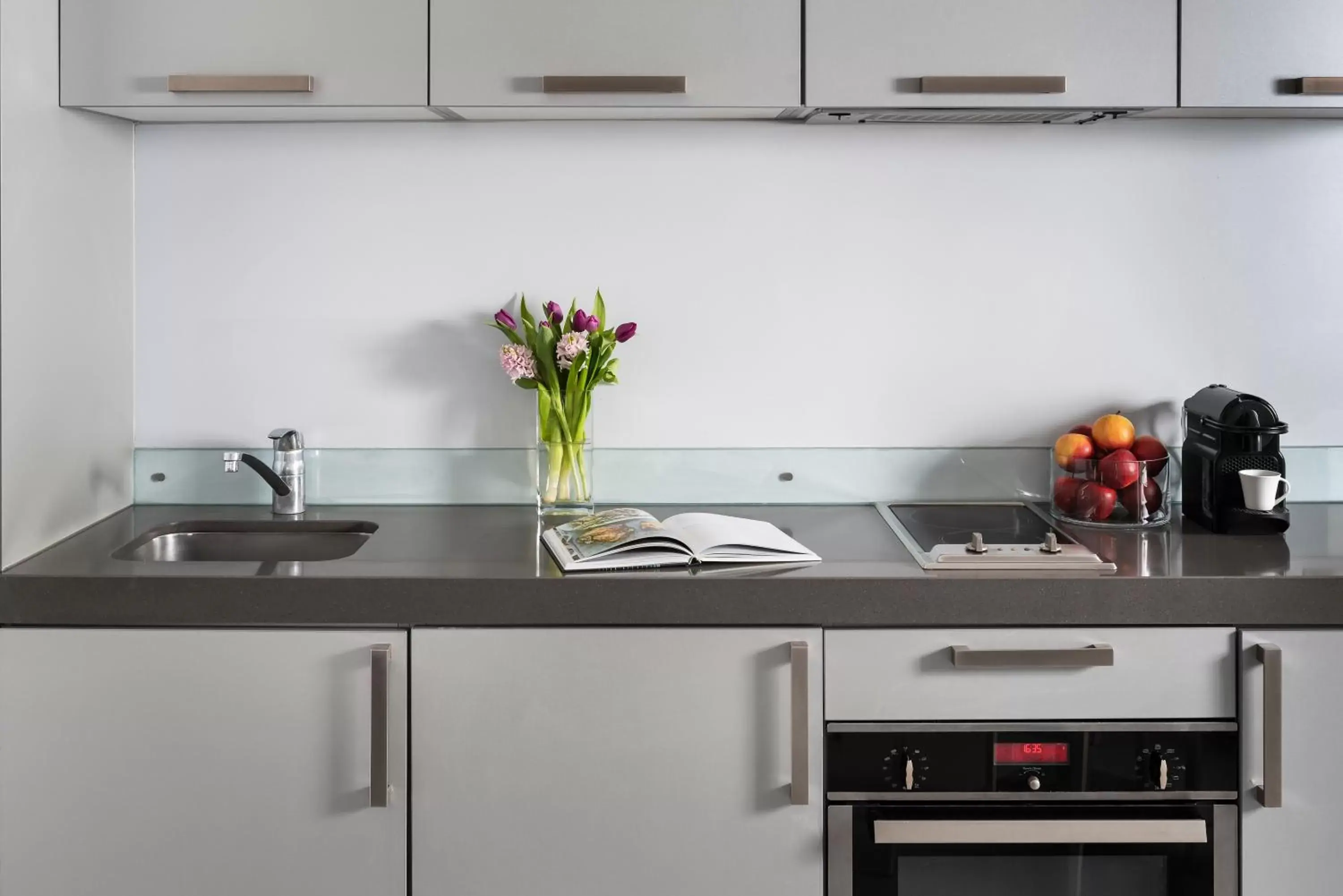 Kitchen or kitchenette, Kitchen/Kitchenette in Templeton Place by Supercity Aparthotels