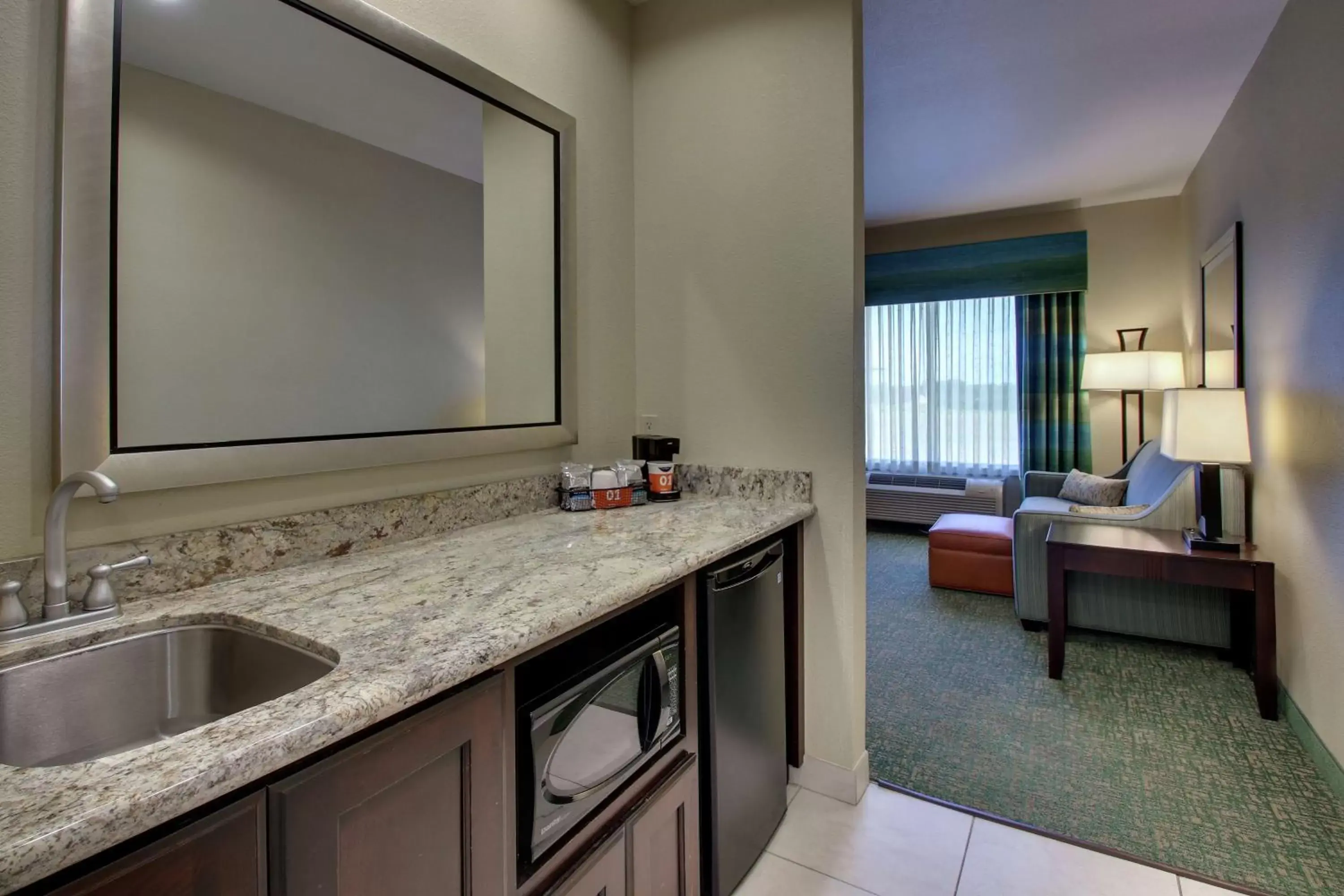 Living room, Kitchen/Kitchenette in Hampton Inn Vernon