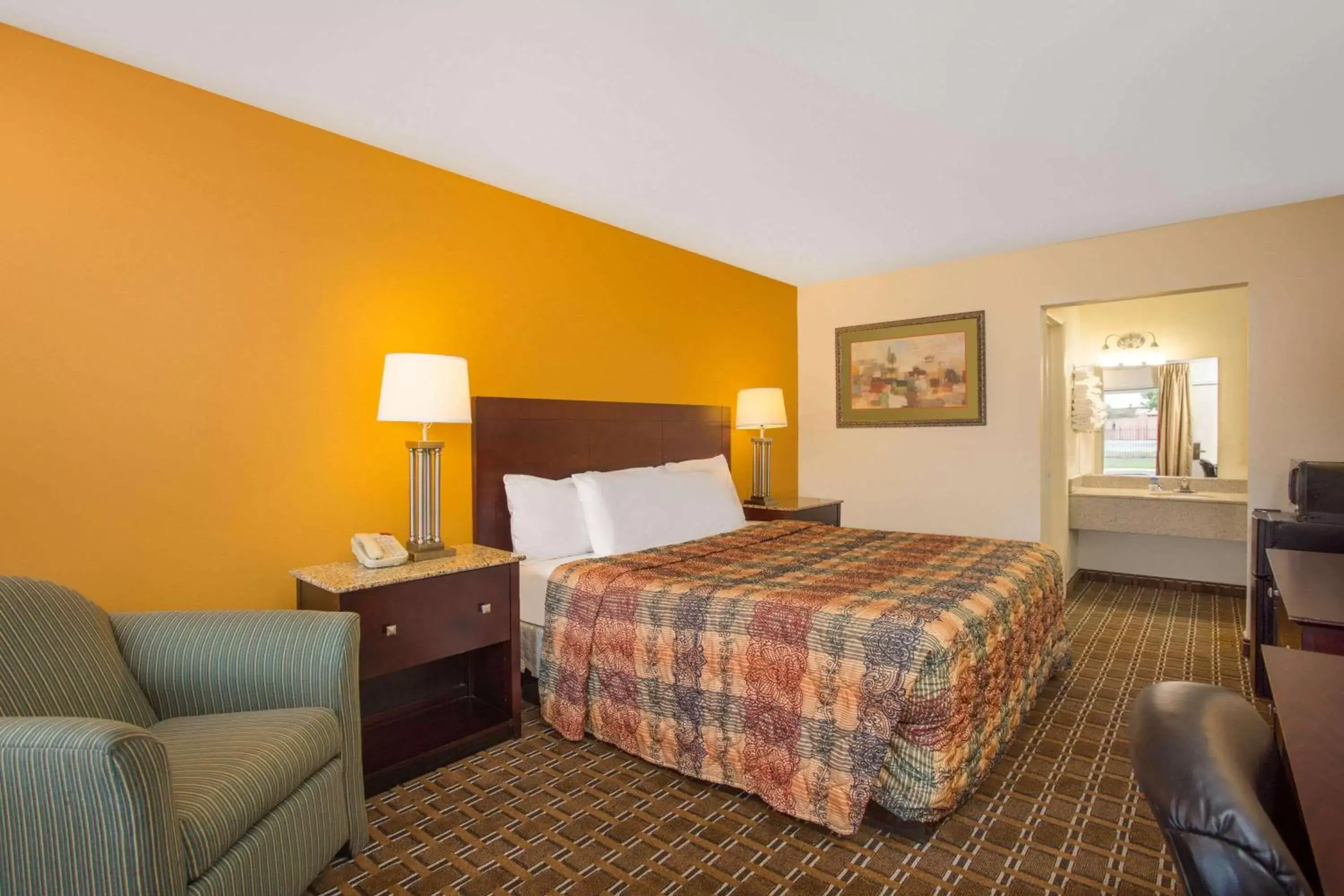 Photo of the whole room, Bed in Days Inn by Wyndham Chester