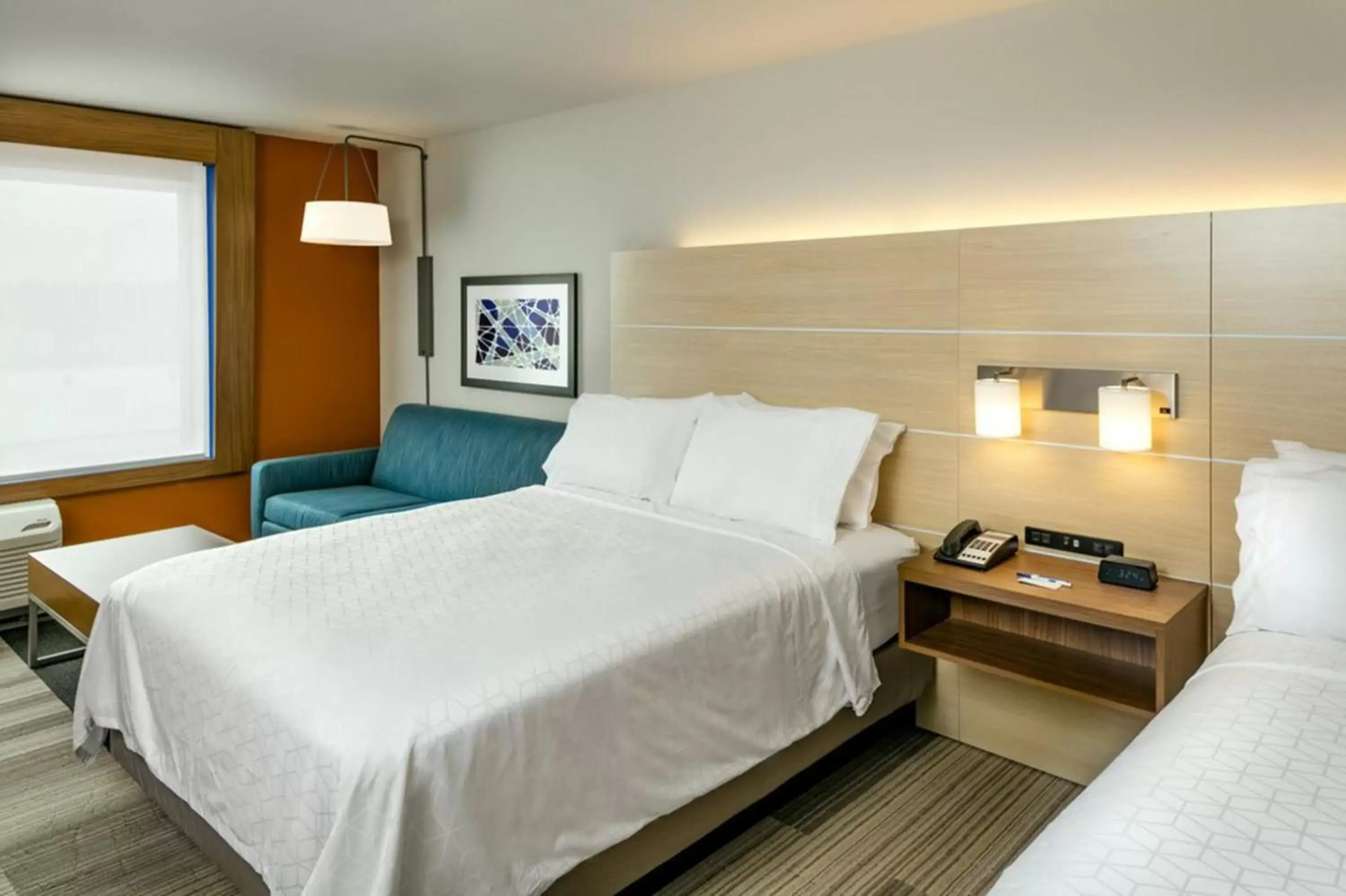 Photo of the whole room, Bed in Holiday Inn Express & Suites - Medford, an IHG Hotel