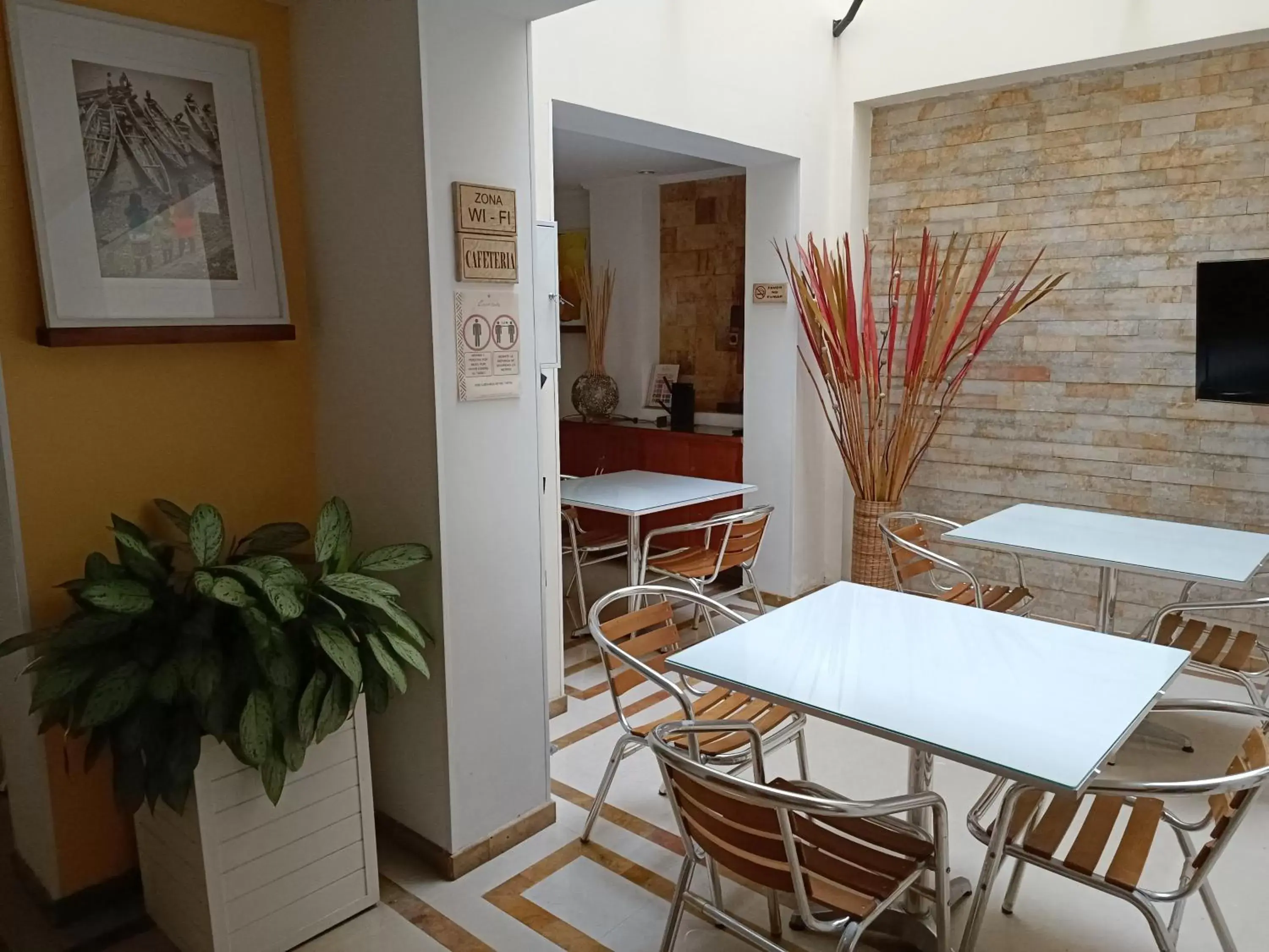 Dining area in Hotel Boutique Confort Suites