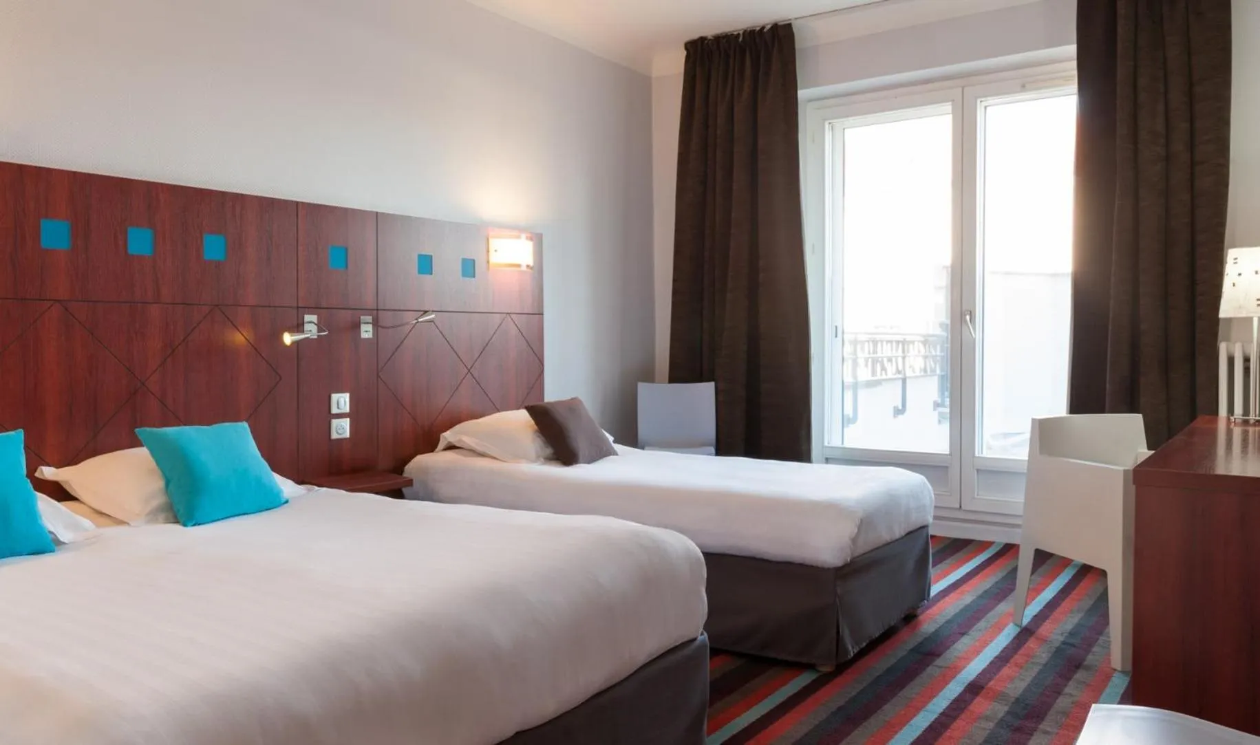 Photo of the whole room, Bed in The Originals Boutique, Hôtel Le Pariou, Issoire