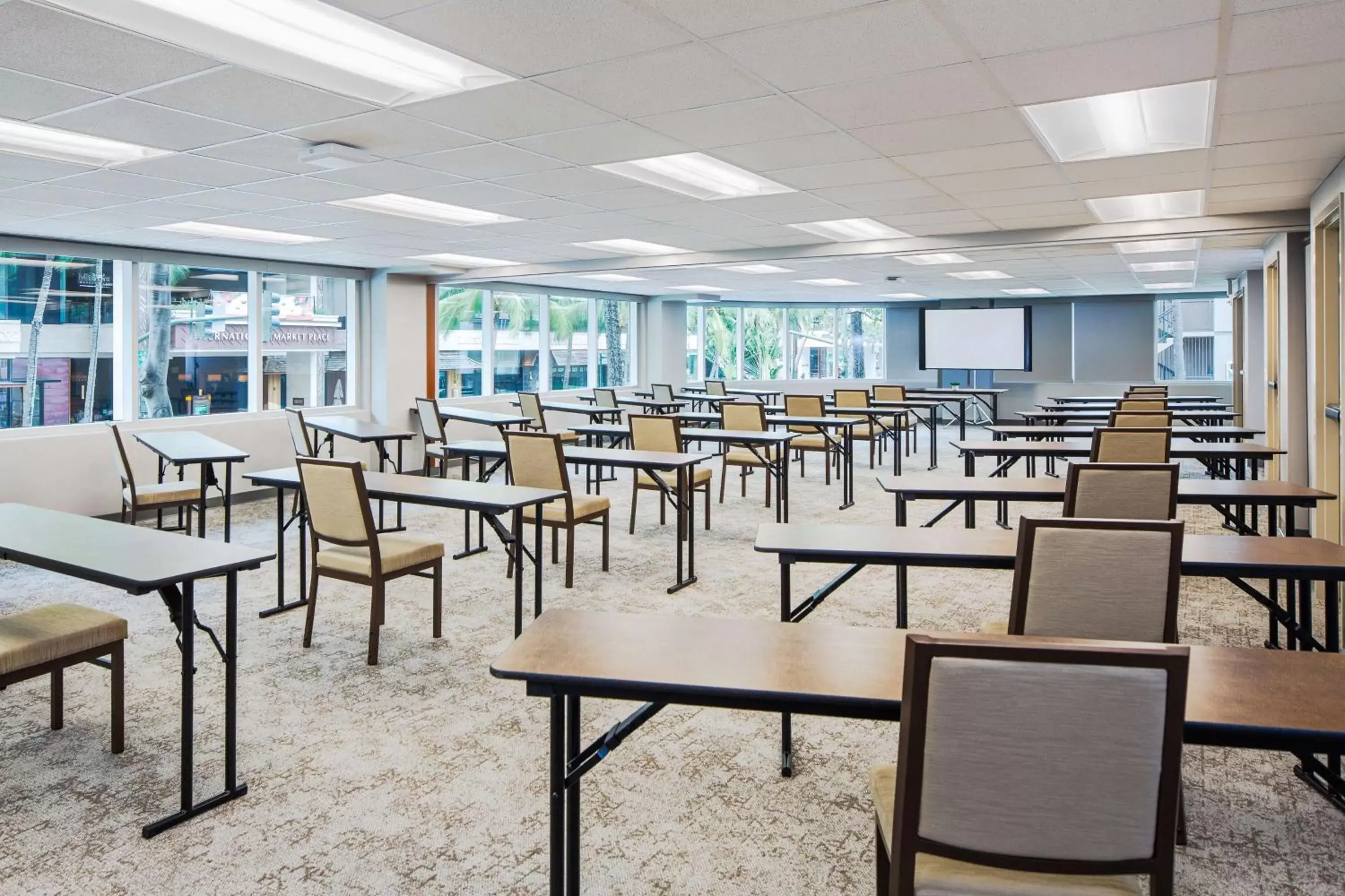 Meeting/conference room, Restaurant/Places to Eat in Hilton Garden Inn Waikiki Beach