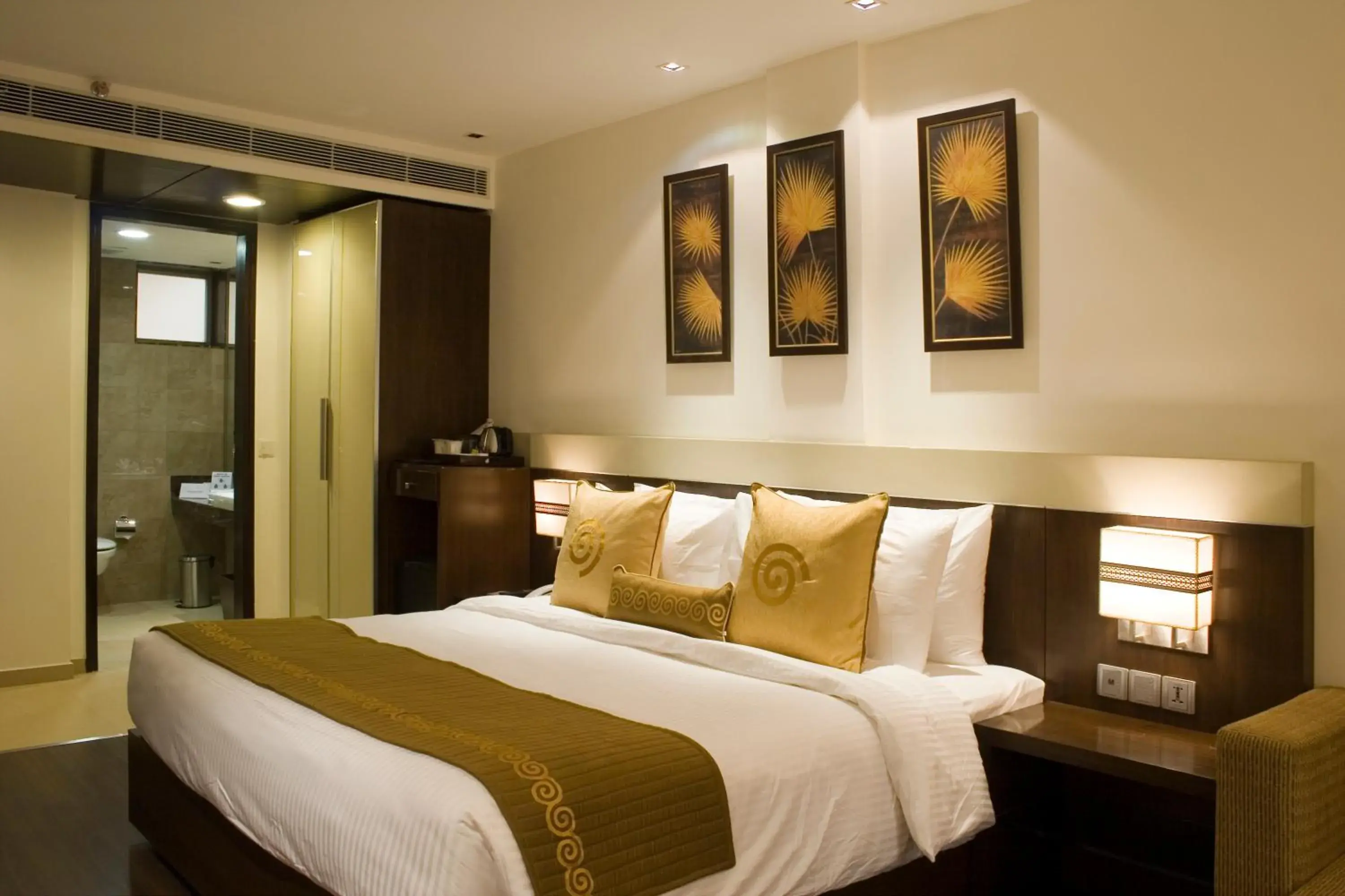 Bed in Shervani Hotel Nehru Place