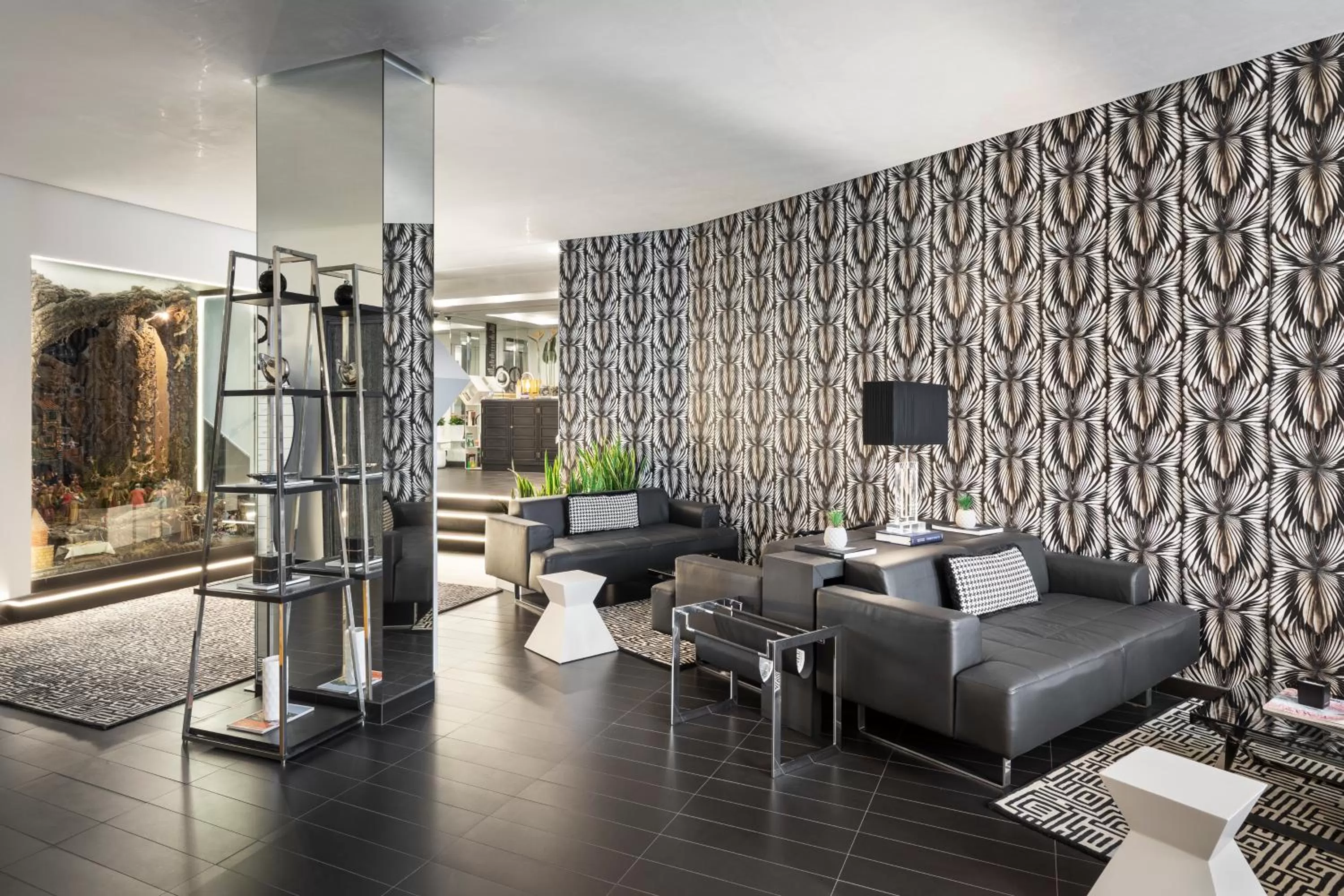 Communal lounge/ TV room in LHP Napoli Palace & SPA