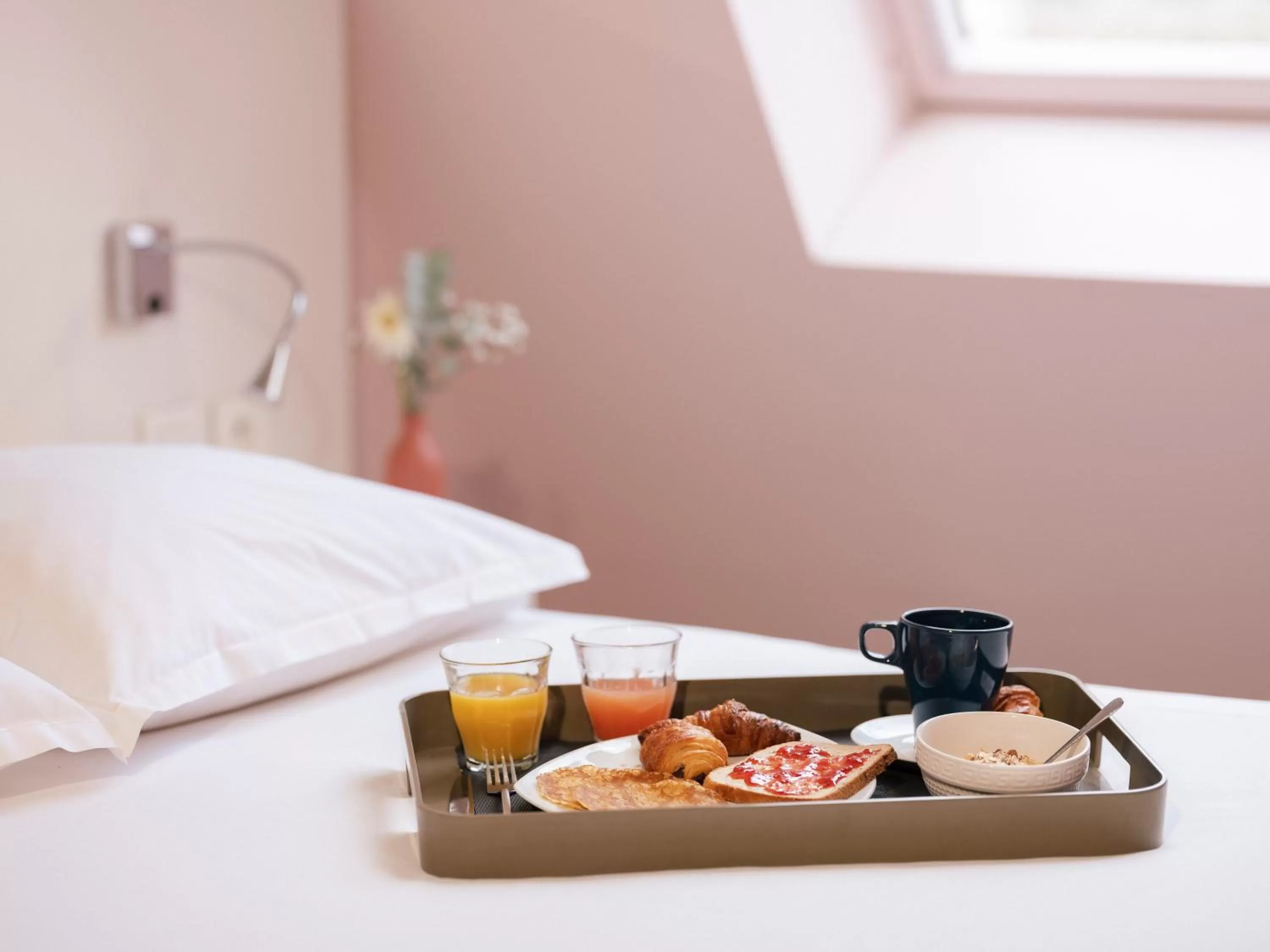 Bedroom, Bed in Legend Hôtel Paris