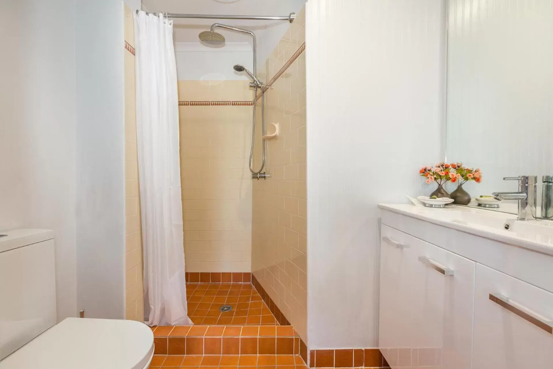 Bathroom in Cumquat House