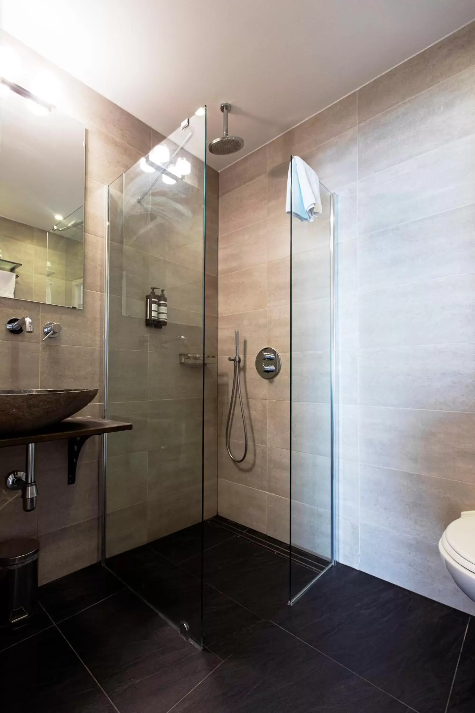 Shower, Bathroom in Quentin England Hotel