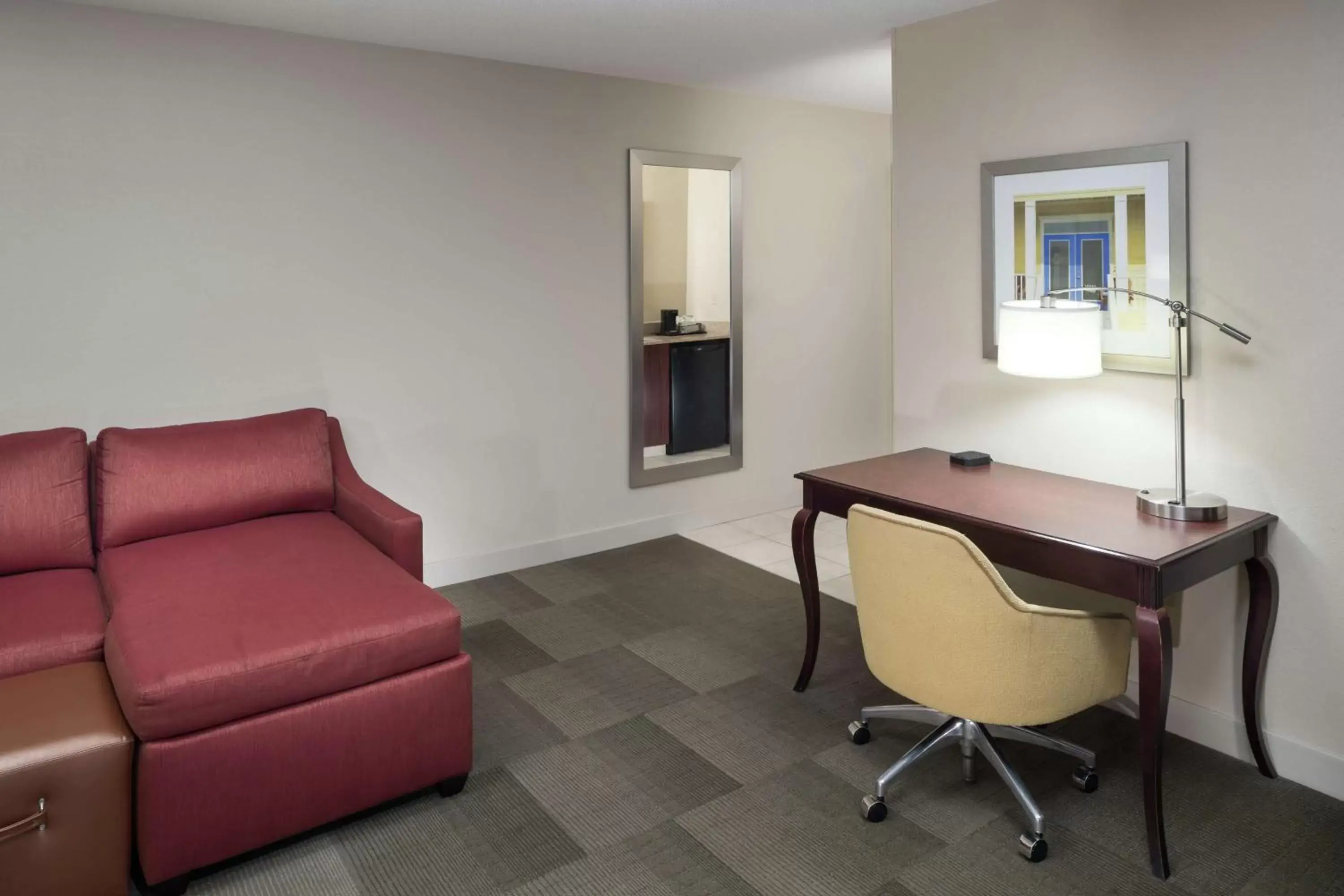 Bedroom, Seating Area in Hampton Inn & Suites Pensacola I-10 N at University Town Plaza