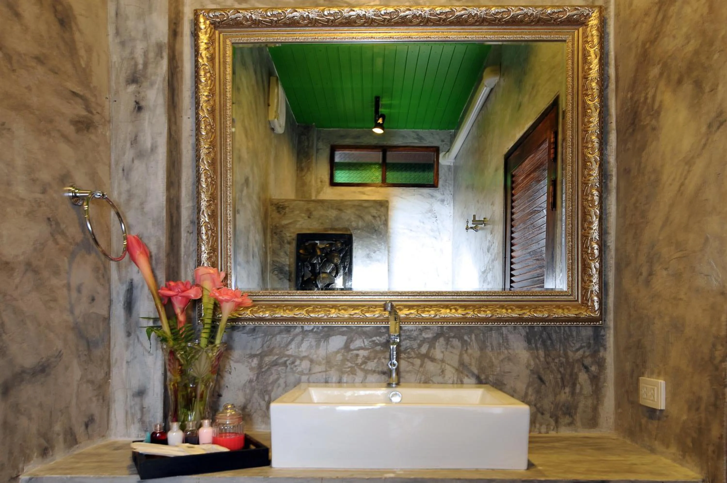 Love Bridge House บ้านสะพานรัก