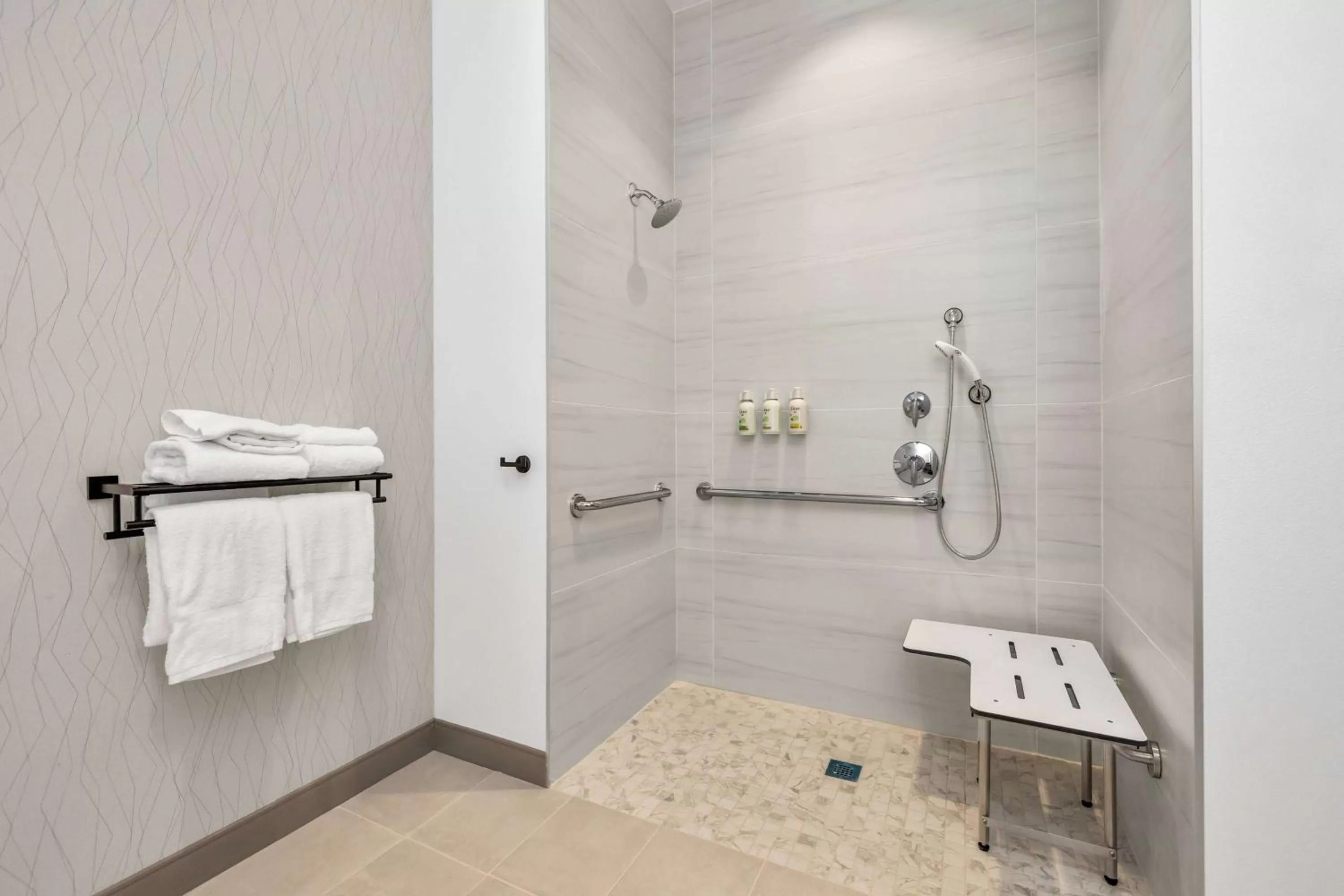 Bathroom in La Quinta Inn & Suites by Wyndham San Jose Airport-Downtown