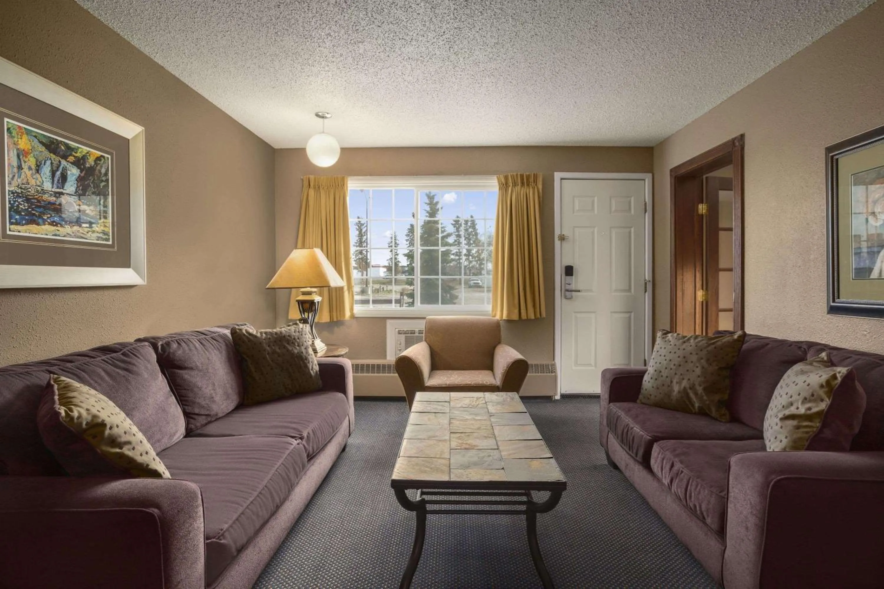 Photo of the whole room in South Hill Lodge