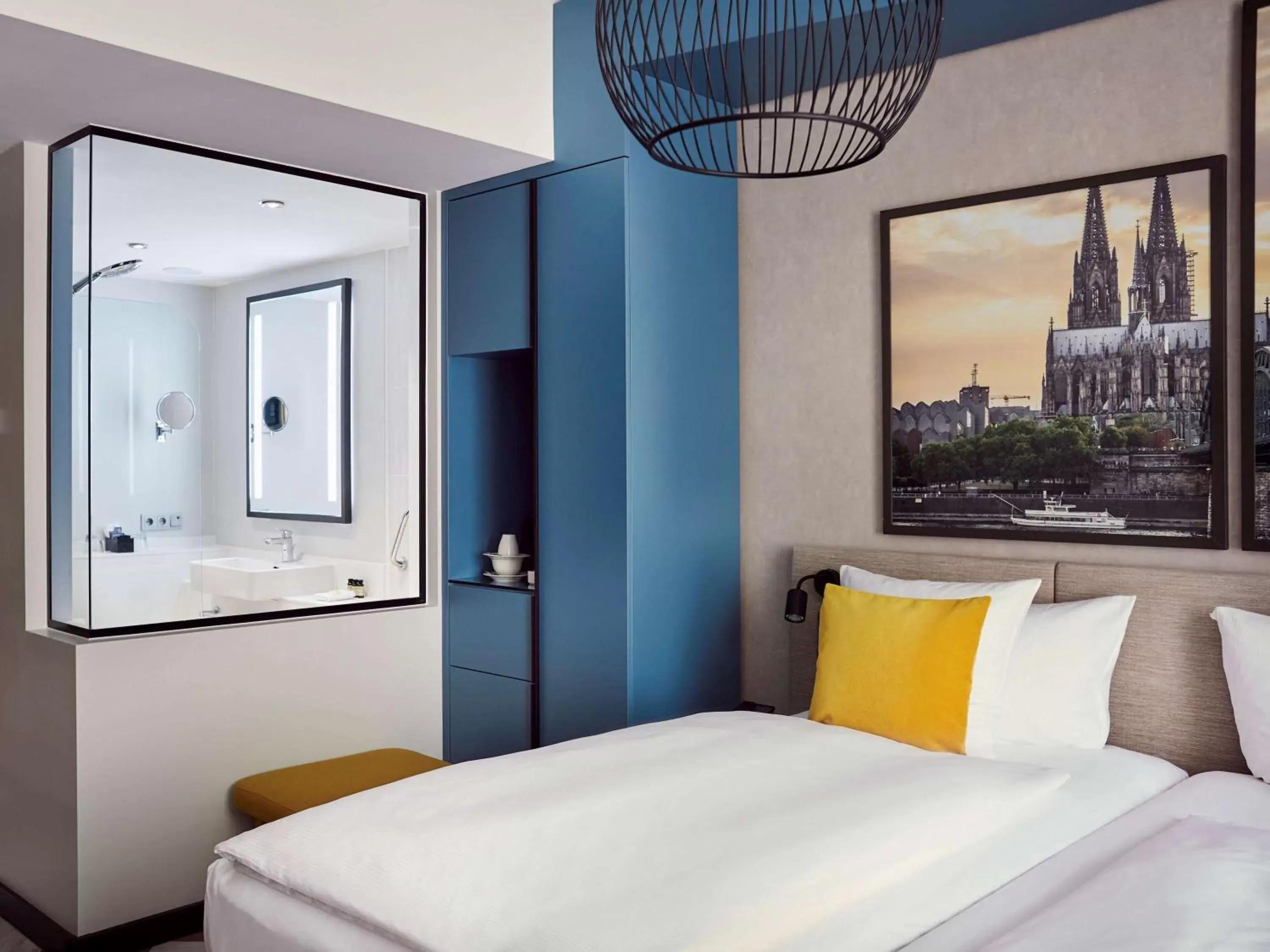 Photo of the whole room, Bed in Hotel Mondial am Dom Cologne MGallery