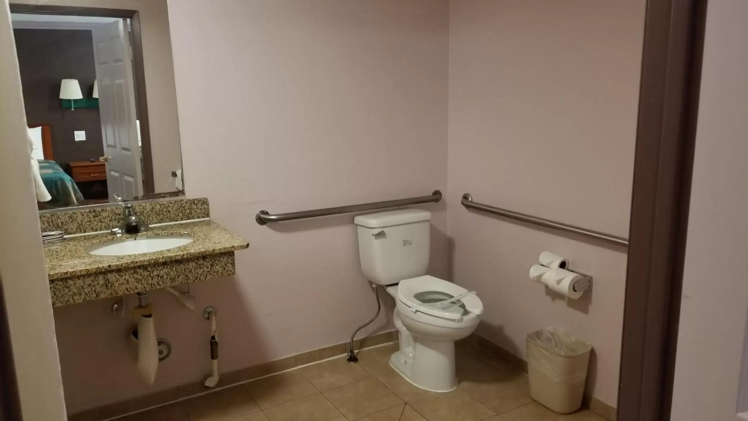 Bathroom in Hollywood Stars Inn