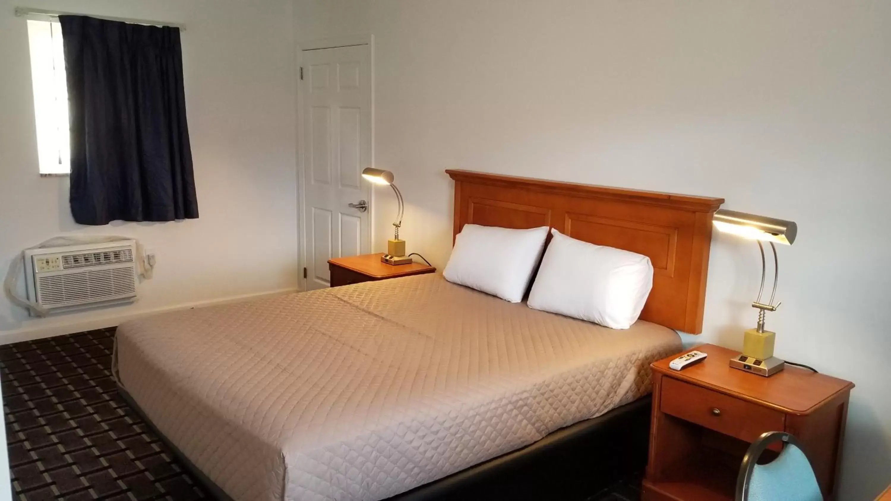 Bedroom, Bed in Budget Inn Breezewood