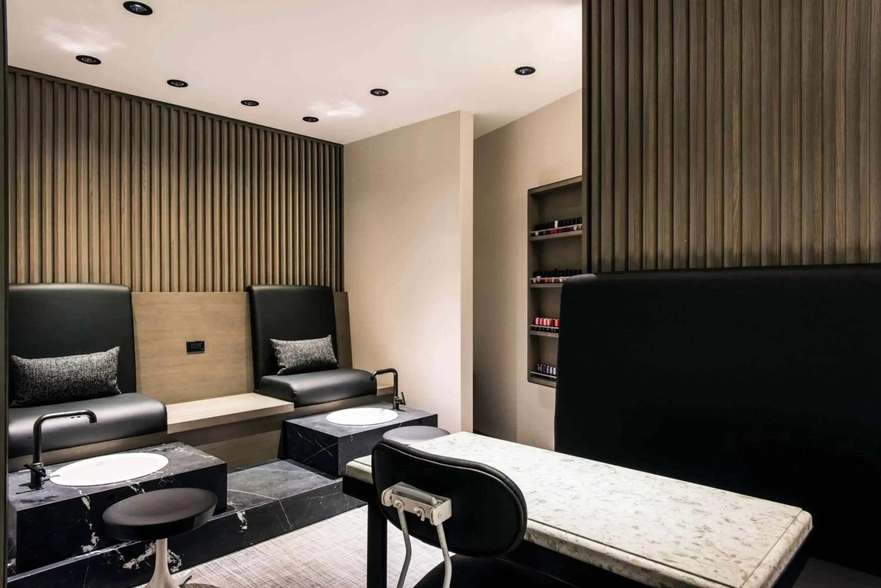 Spa and wellness centre/facilities, Seating Area in LondonHouse Chicago, Curio Collection by Hilton