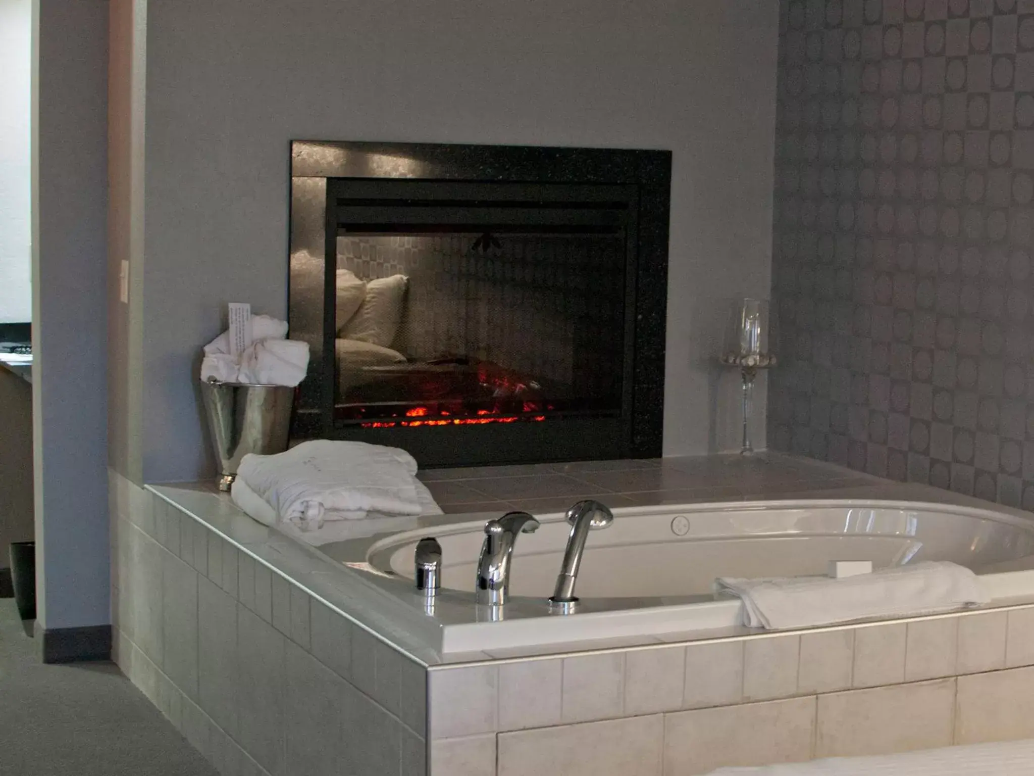 King Studio with Spa Bath - Non-Smoking in Metropolis Resort - Eau Claire King Studio with Spa Bath - Non-Smoking in Metropolis Resort - Eau Claire