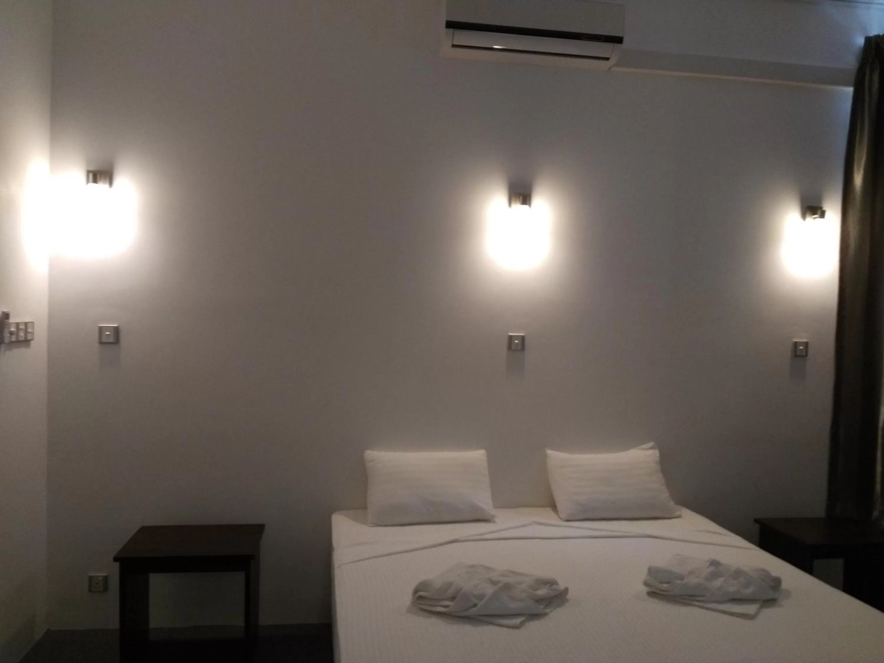 Bedroom, Room Photo in West Inn Colombo